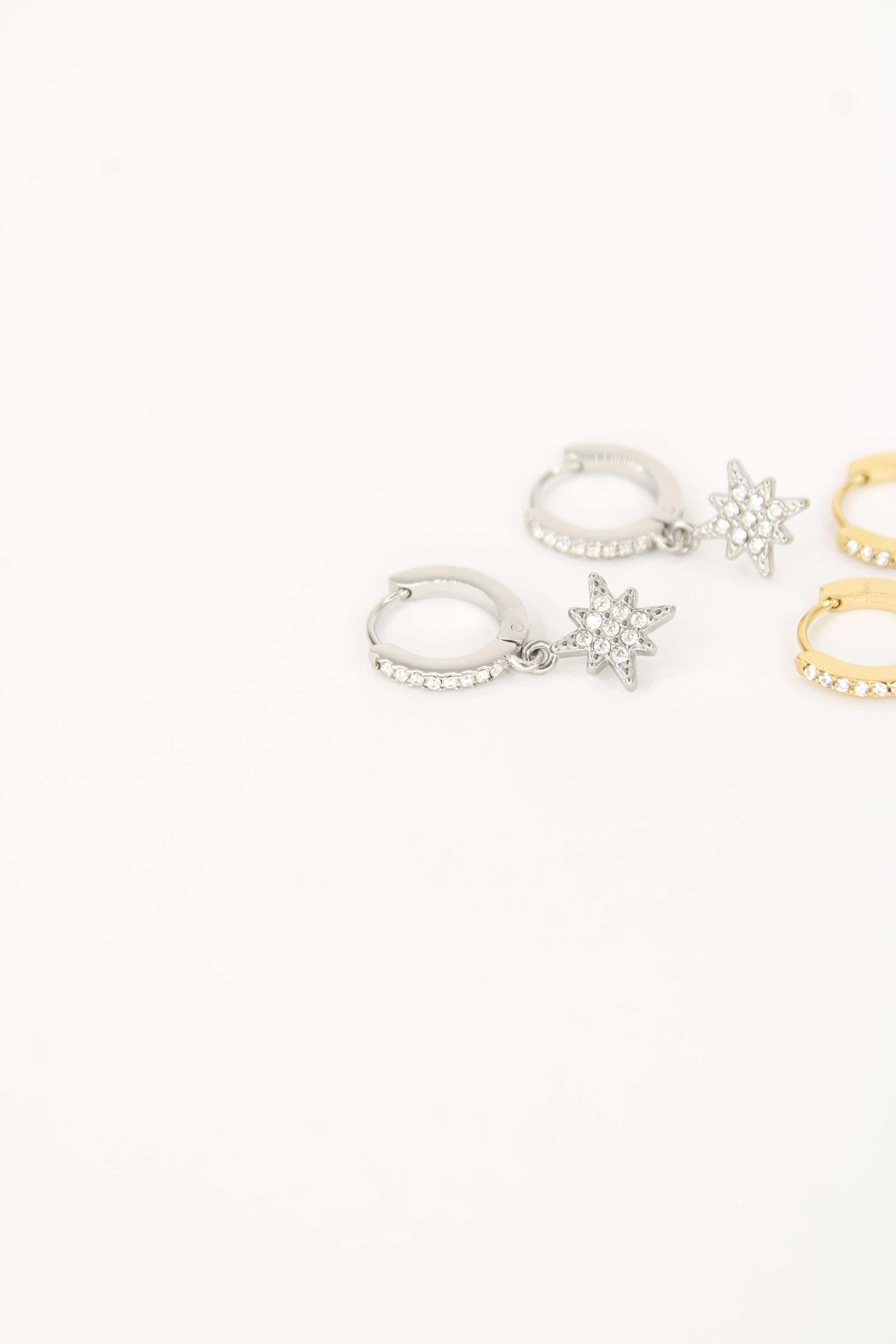 Boucles d’oreilles Néréaa – Créoles Étoile Brillante en Acier Inoxydable