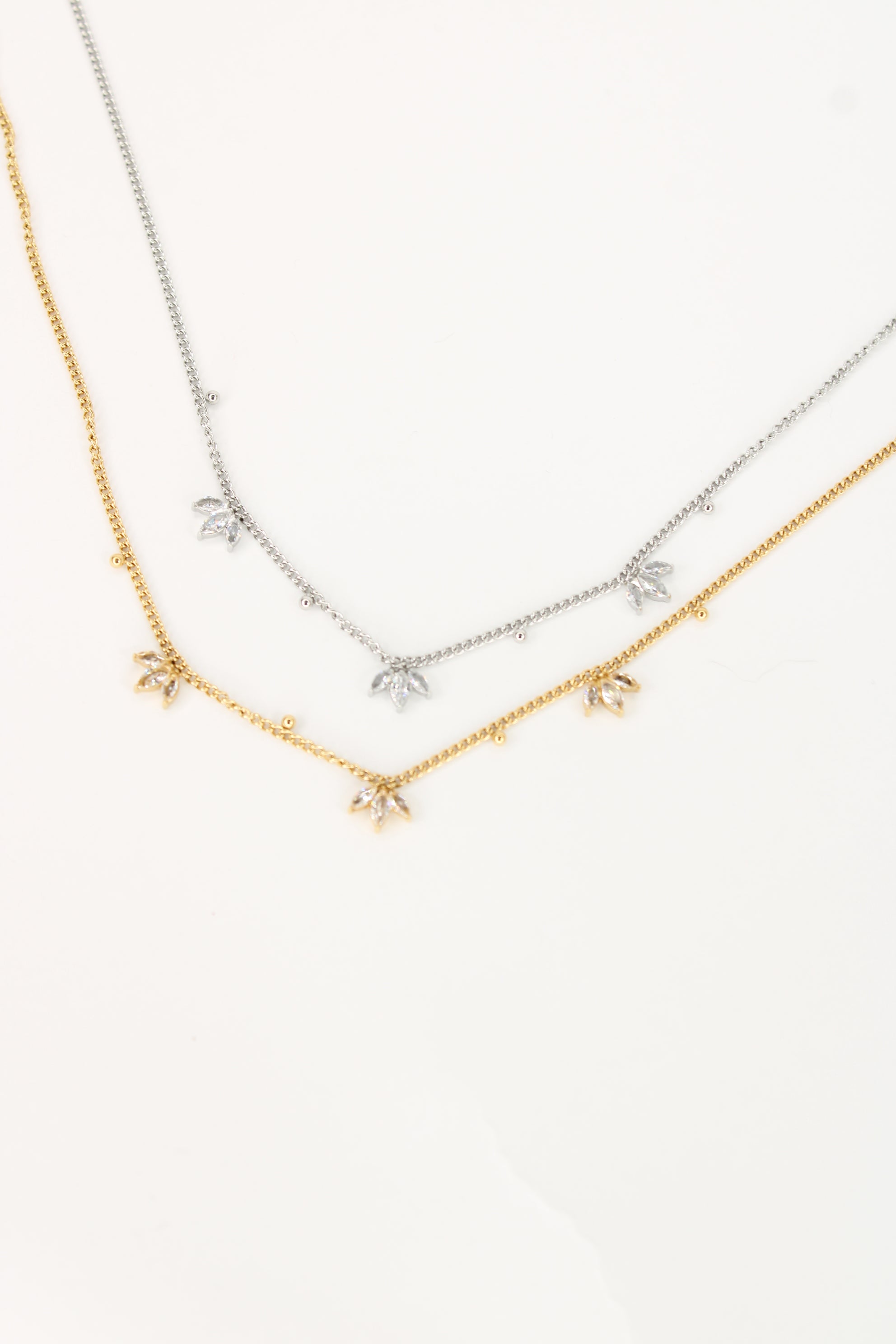Collier Linéa – Collier Feuilles Scintillantes Femme en Acier Inoxydable