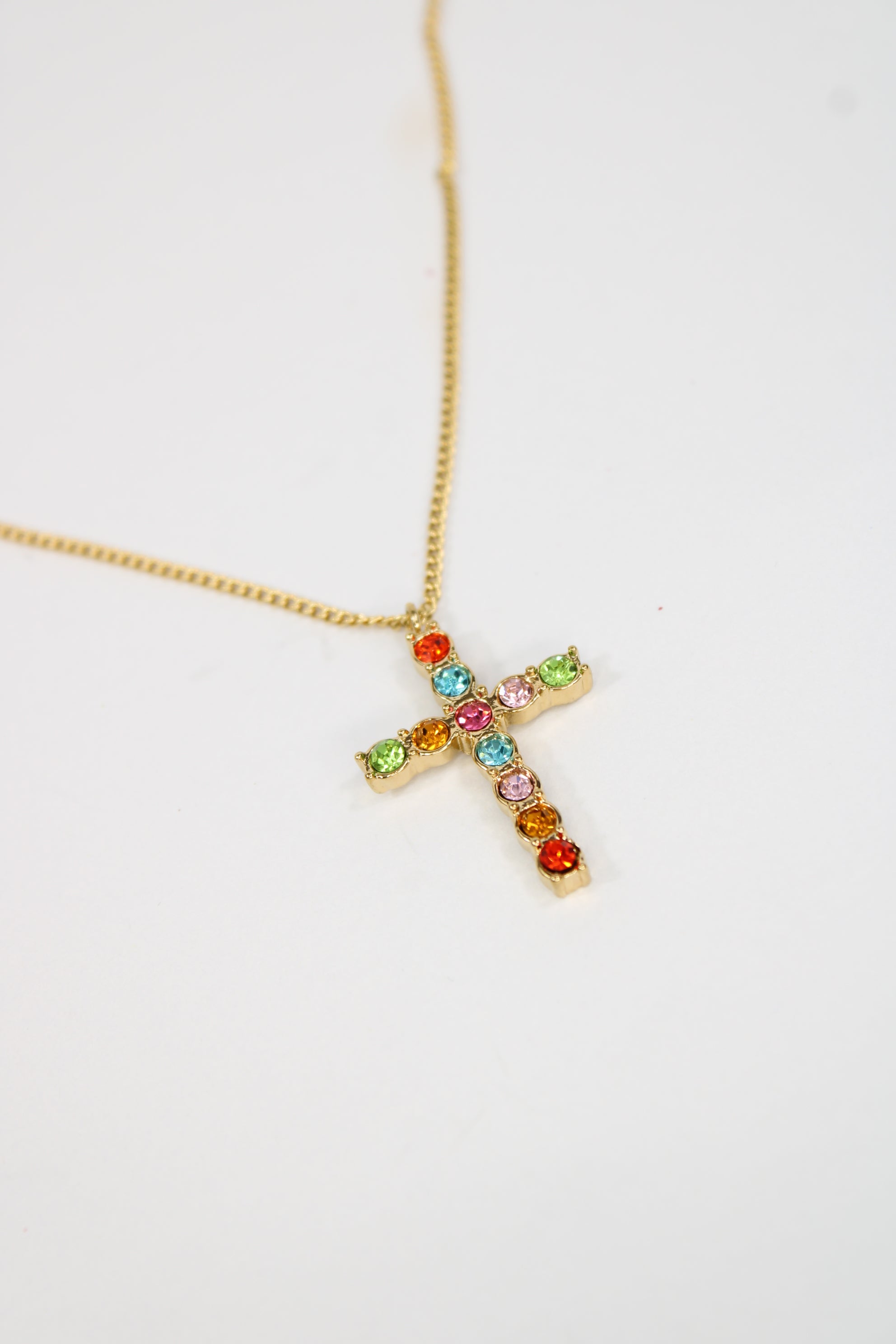 Collier croix arc-en-ciel