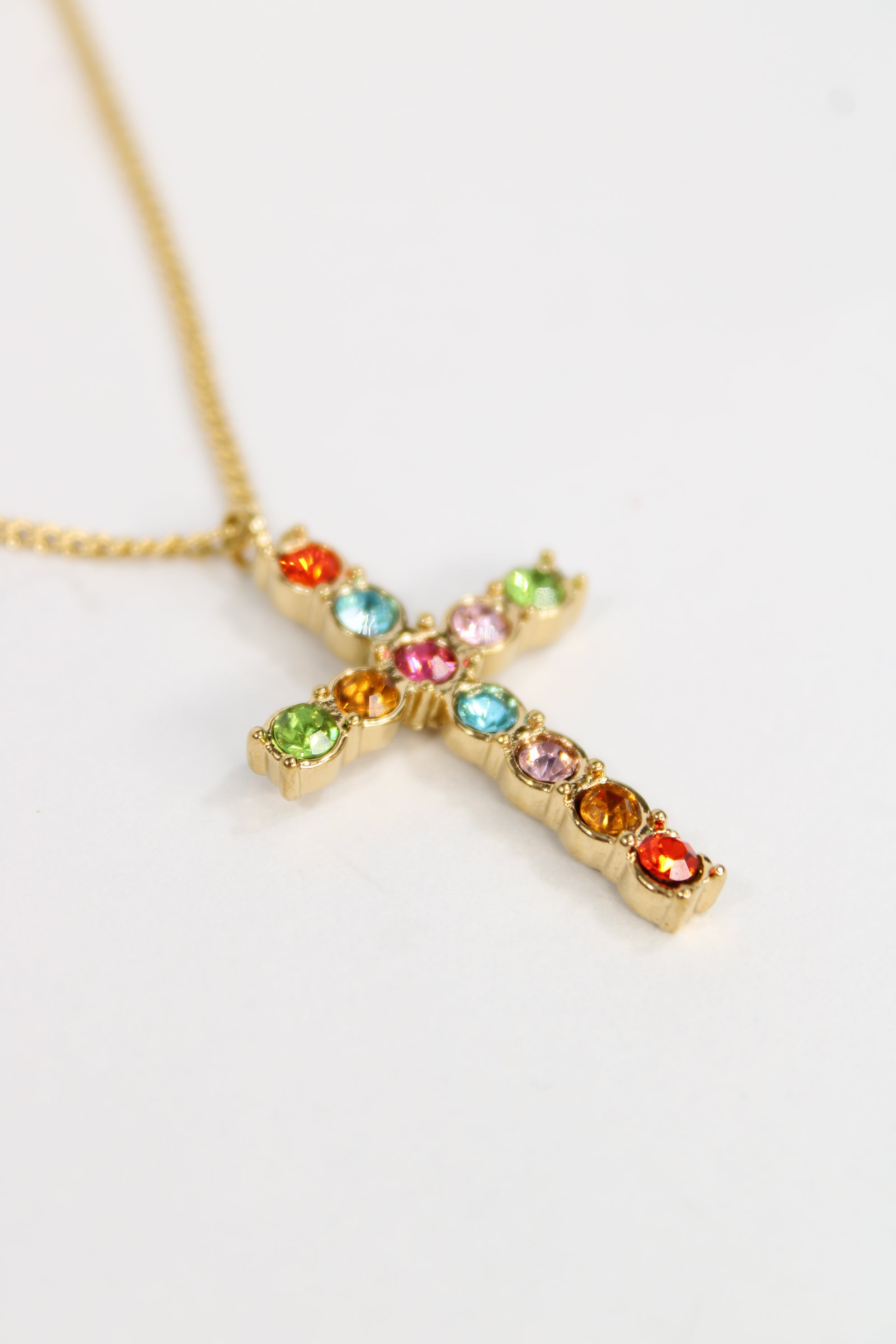 Collier croix arc-en-ciel