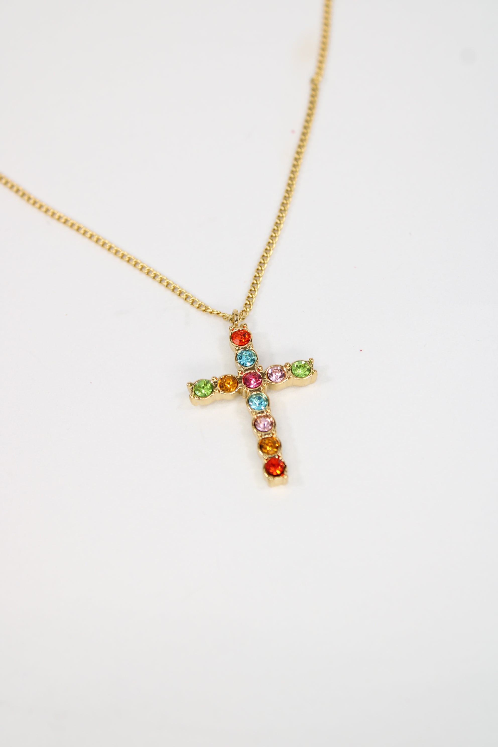 Collier croix arc-en-ciel