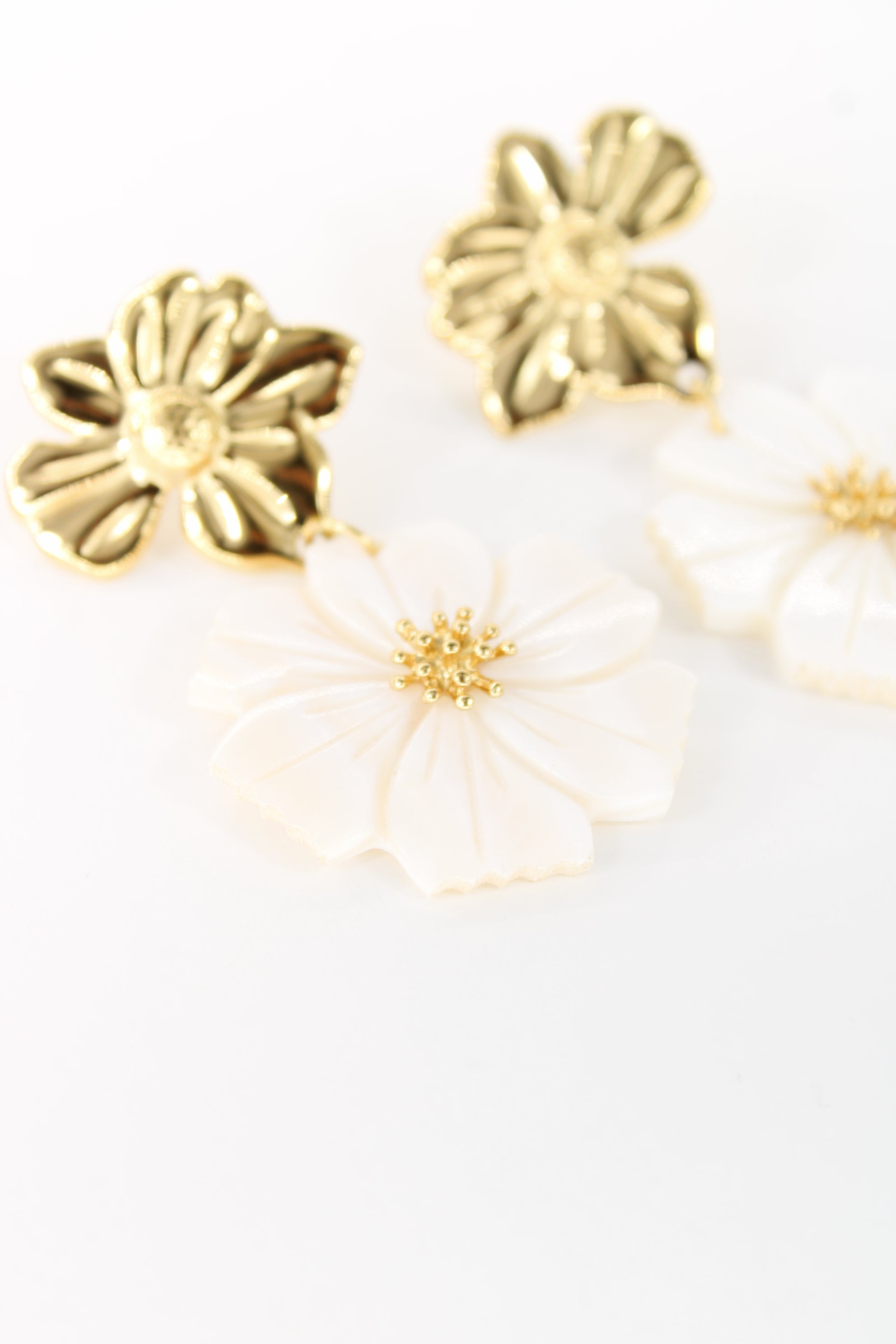 Boucles Aura dorées — Fleurs nacre élégantes & lumineuses