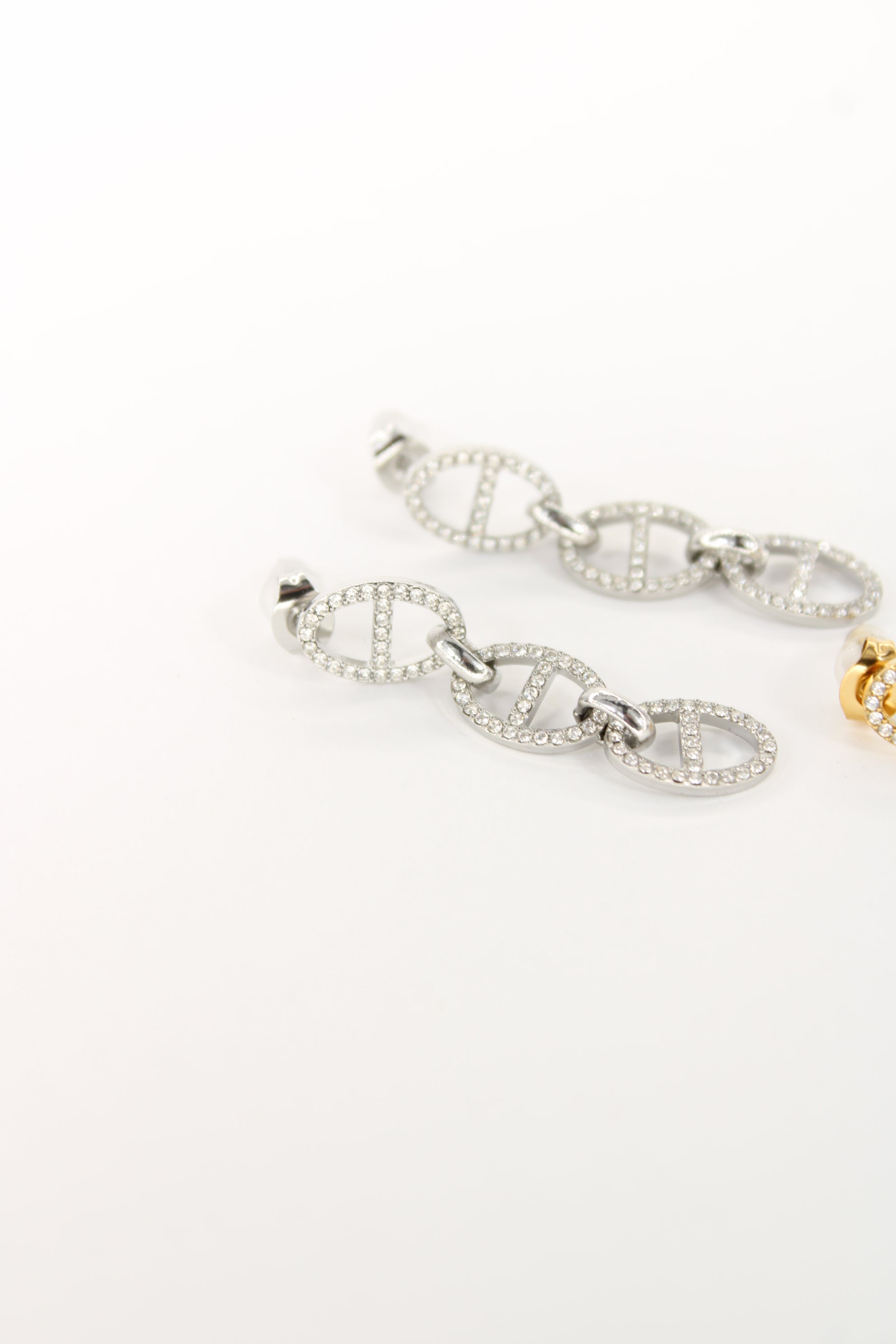 Boucles d’oreilles Elina dorées — Pendantes ovales scintillantes