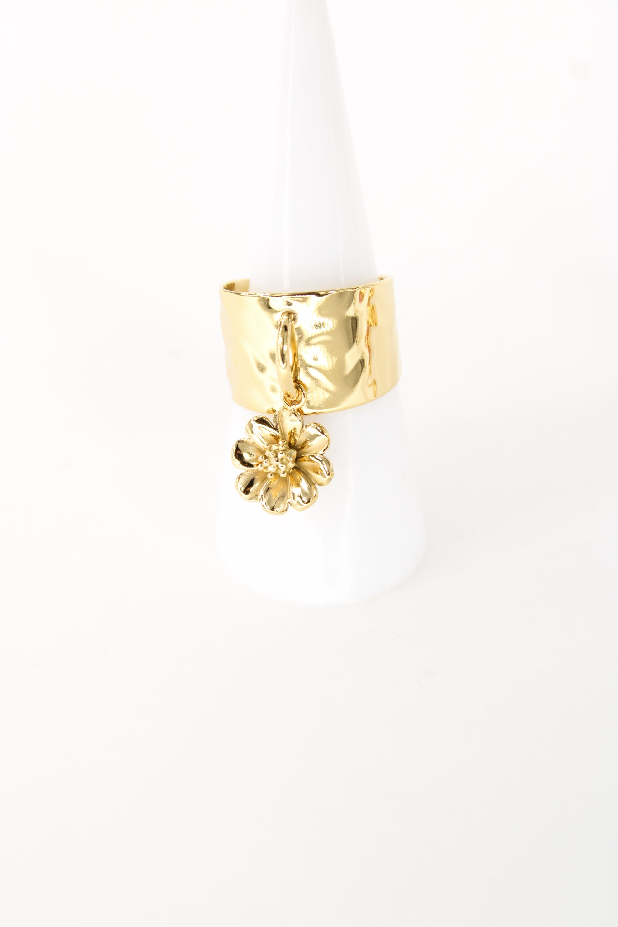 🌸 Bague Elora – Manchette Dorée & Fleur Pendante