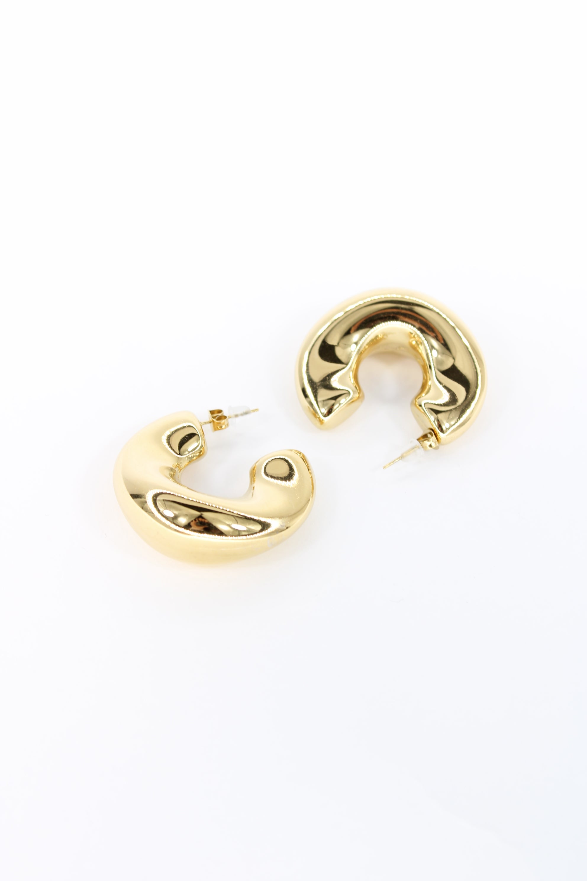 ✨ Boucles d’Oreilles Giulia – Demi-Lune Dorée Sculpturale