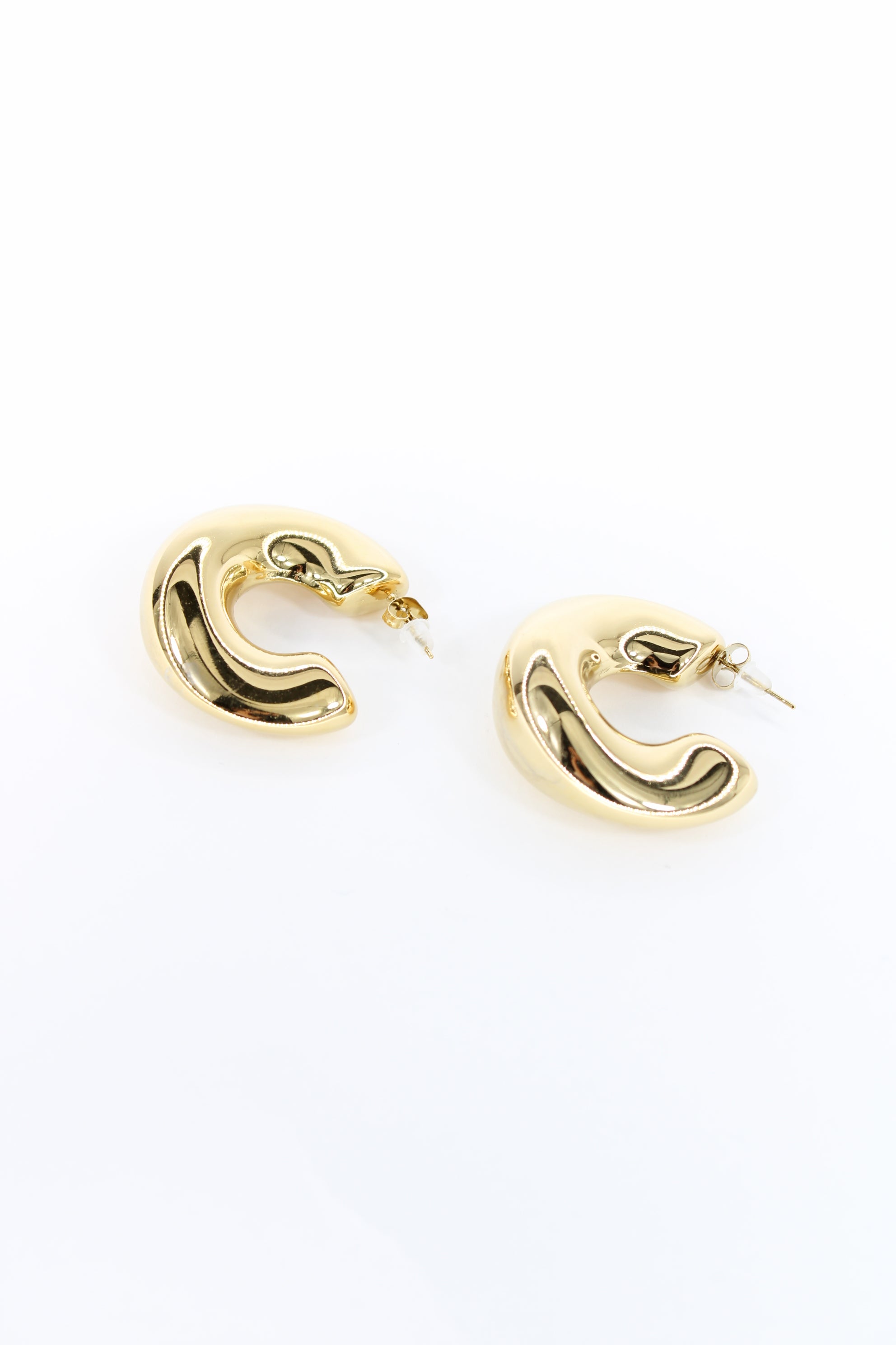 ✨ Boucles d’Oreilles Giulia – Demi-Lune Dorée Sculpturale
