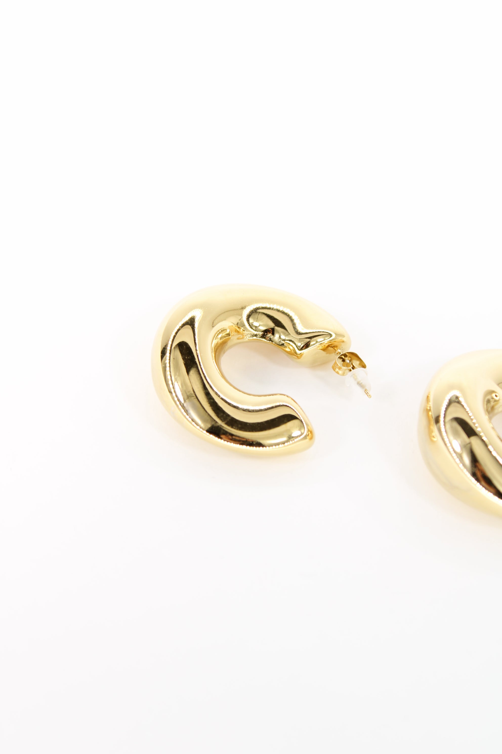 ✨ Boucles d’Oreilles Giulia – Demi-Lune Dorée Sculpturale