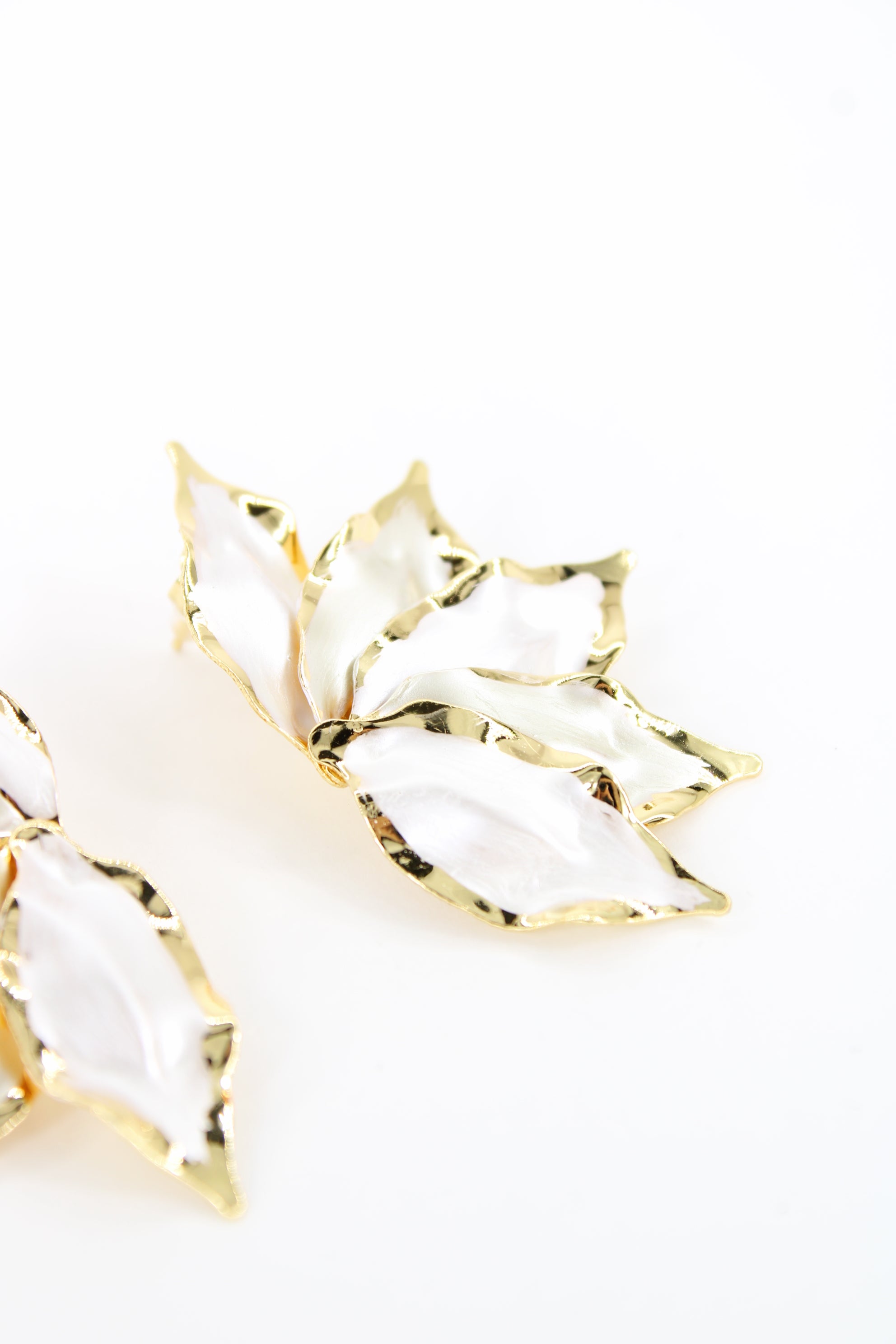 đž Boucles FlorĂ©a â Boucles dâOreilles Fleur NacrĂ©e DorĂ©e