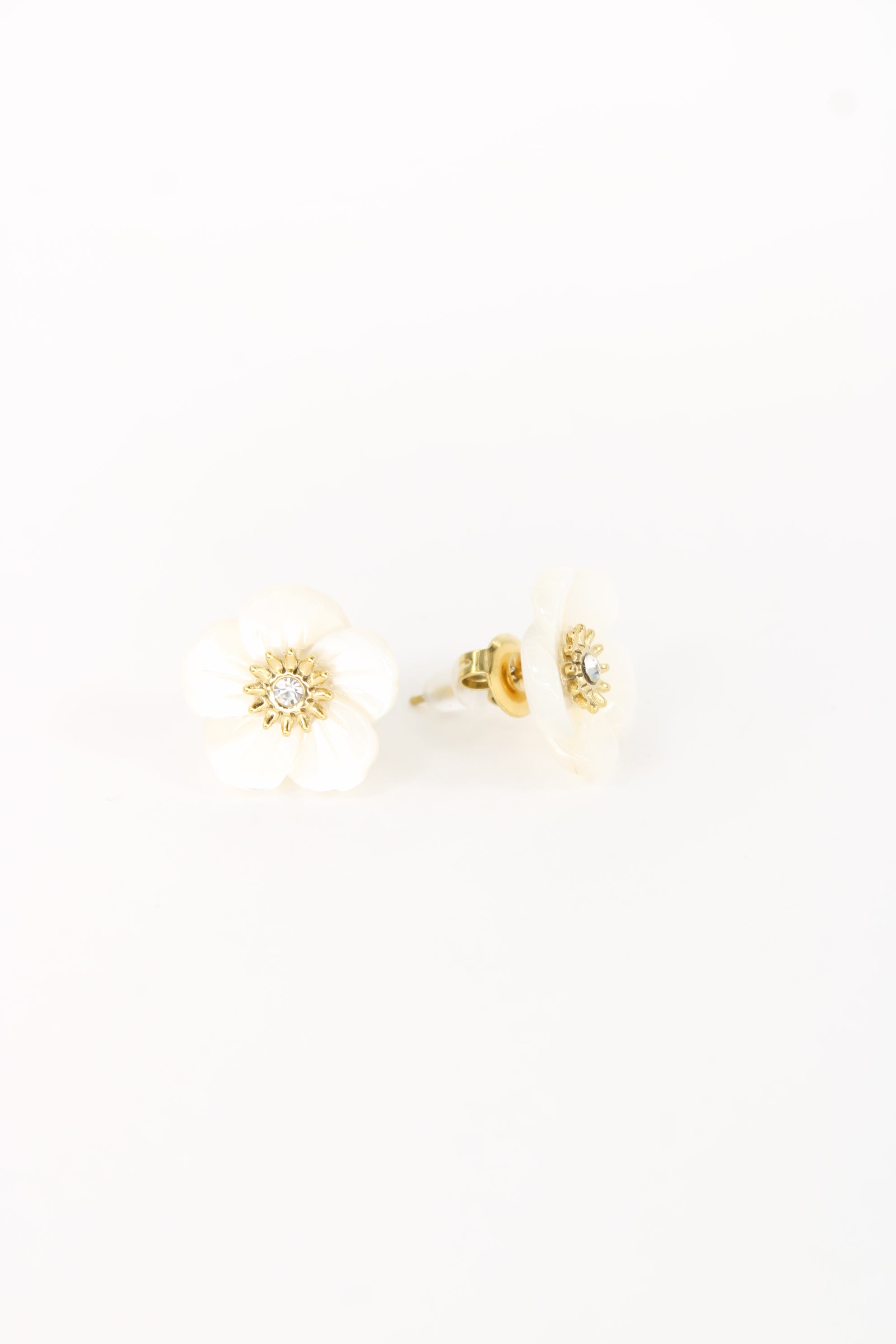 đž Boucles Lizie â Boucles dâOreilles Fleur en Nacre DorĂ©e