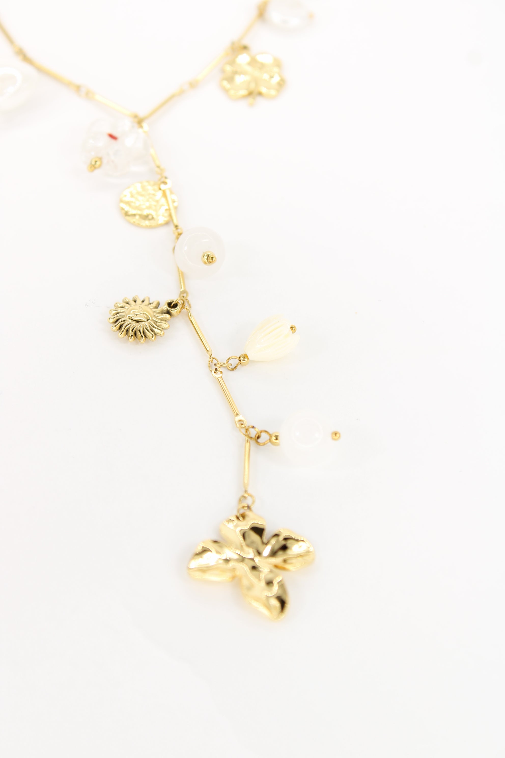 ✨ Collier Ahélya Blanc – Collier Charms Doré et Perles Blanches