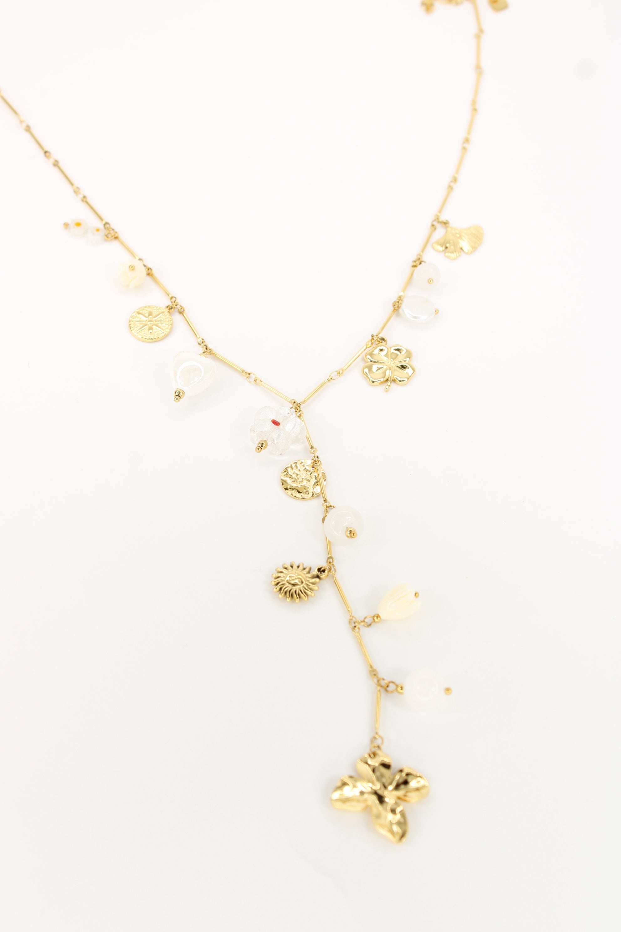 ✨ Collier Ahélya Blanc – Collier Charms Doré et Perles Blanches