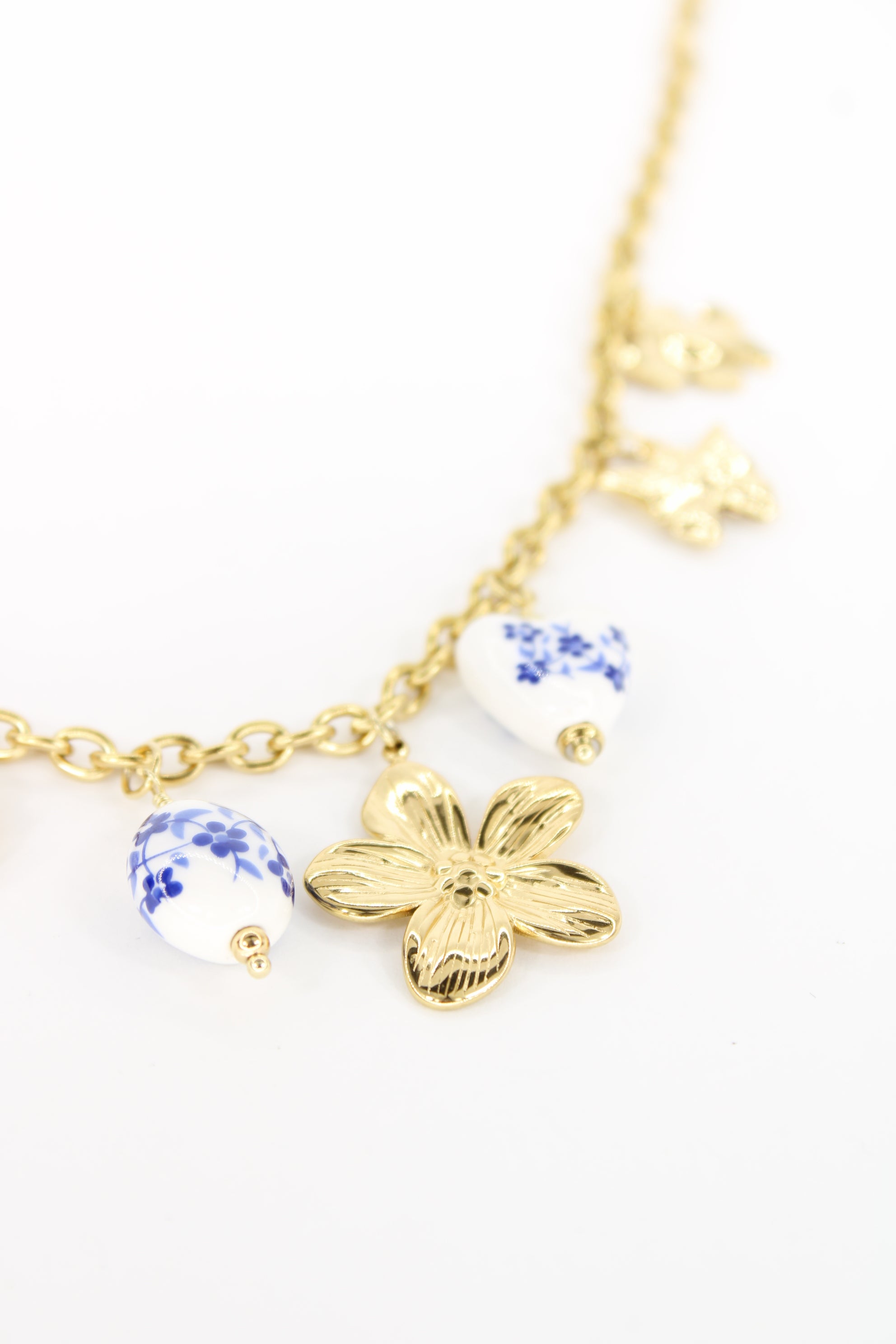 ✨ Collier Azélia – Collier Breloques Fleur et Porcelaine Bleue