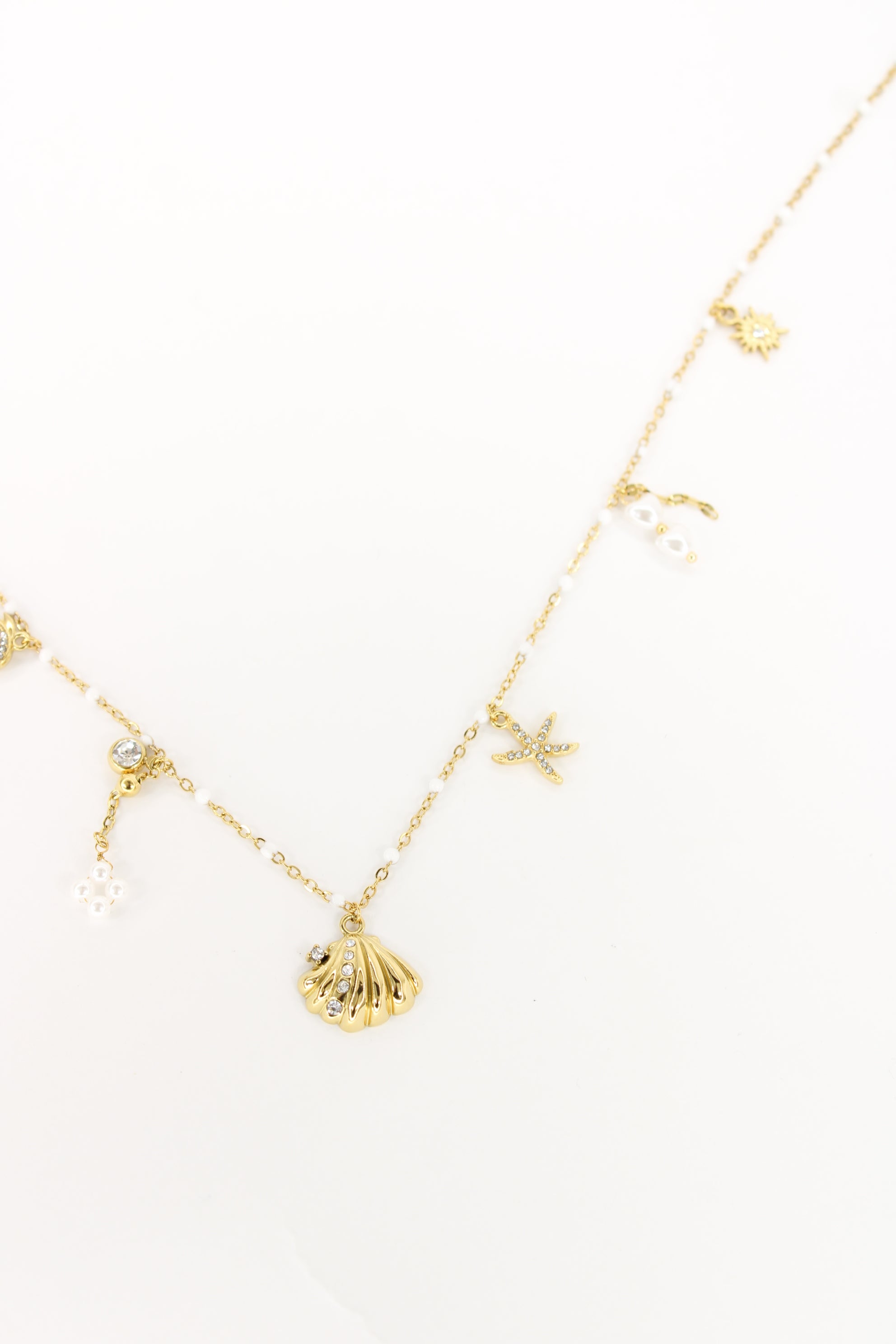 ✨ Collier Thalina – Collier Coquillage et Breloques Dorées