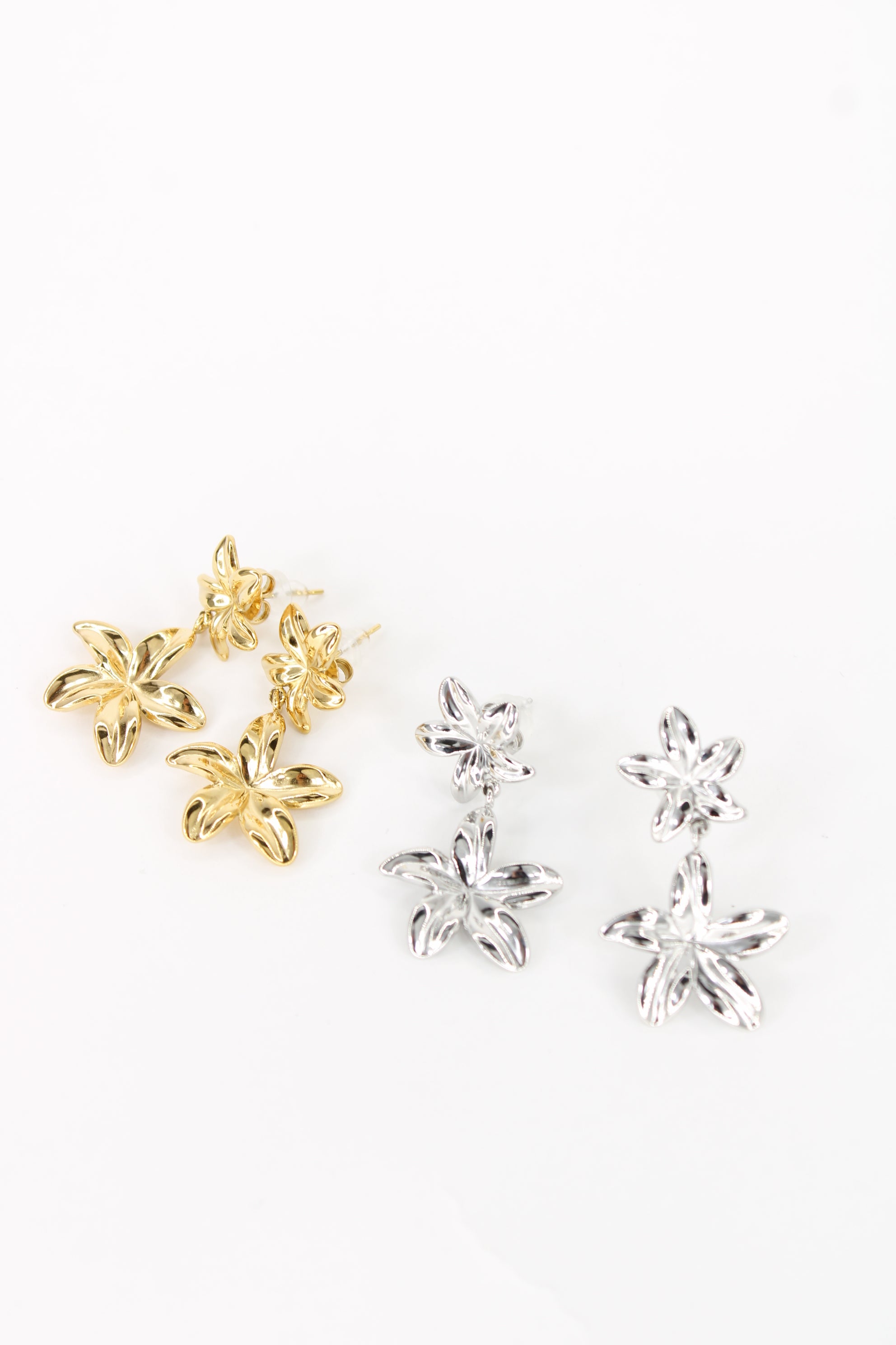 ✨ Boucles d’Oreilles Isaura – Fleurs Dorées Élégantes