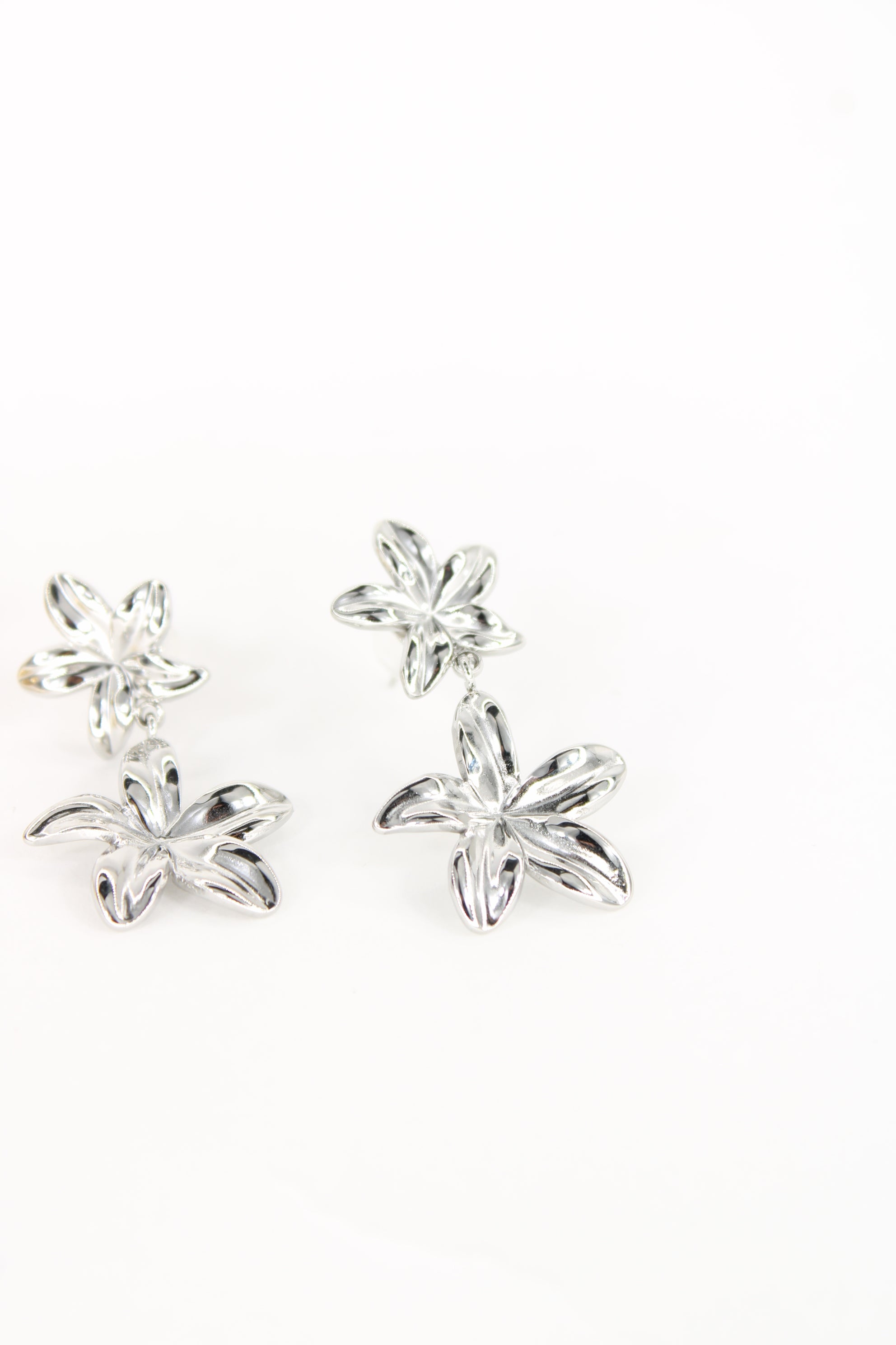 ✨ Boucles d’Oreilles Isaura – Fleurs Dorées Élégantes