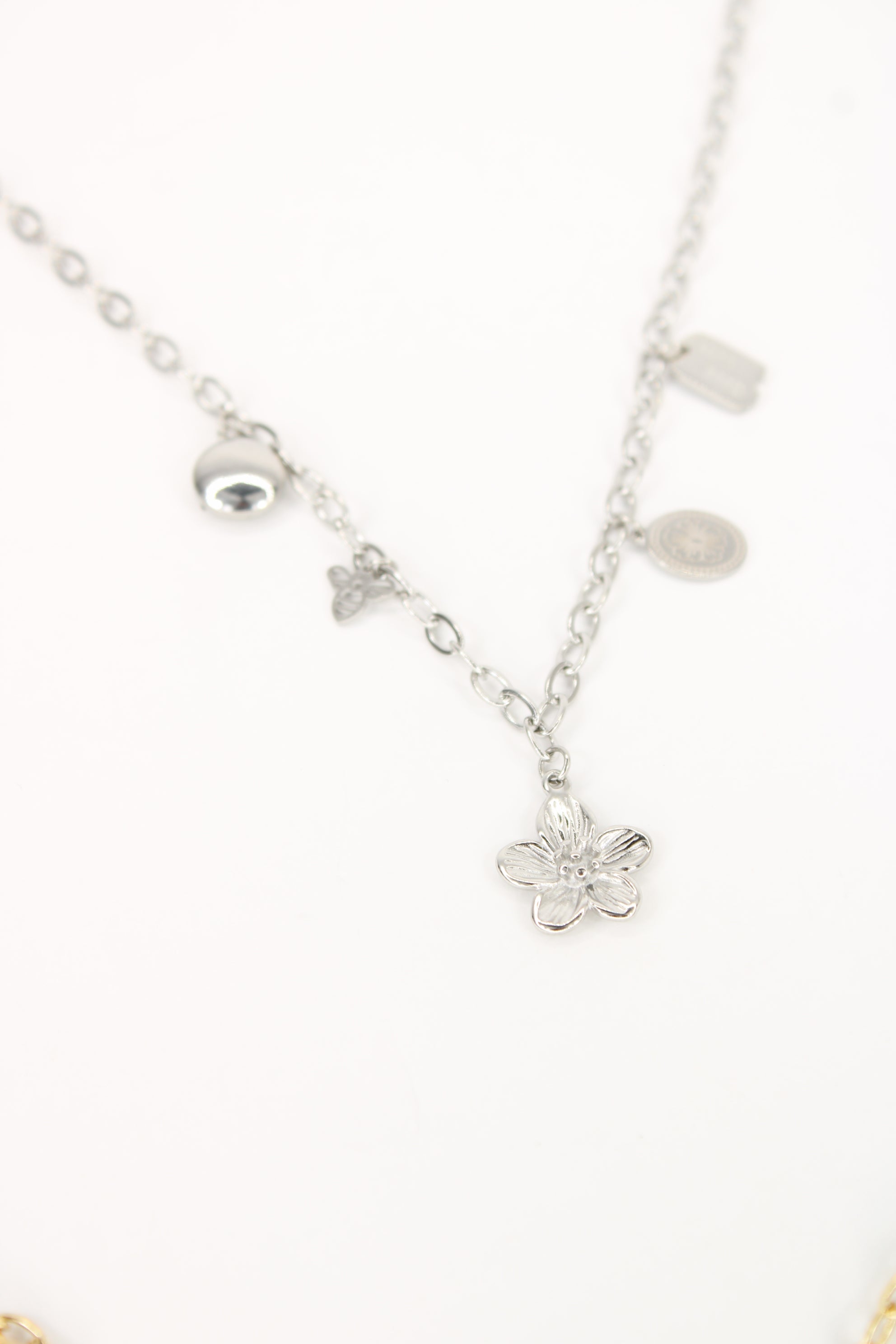 ✨ Collier Lysoria – Collier Fleur & Charms Délicats