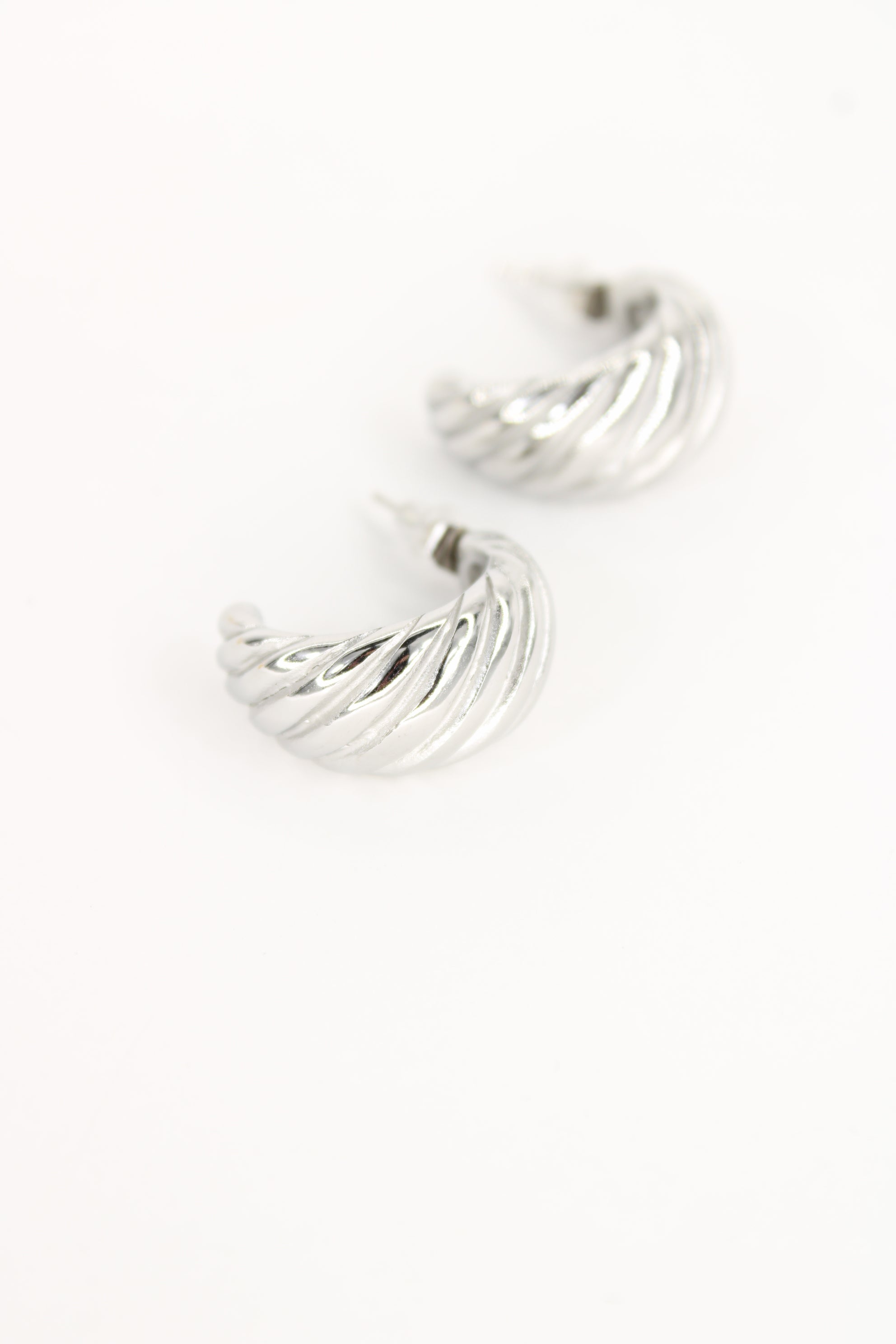 ✨ Boucles d’oreilles Isya – Créoles Sculptées