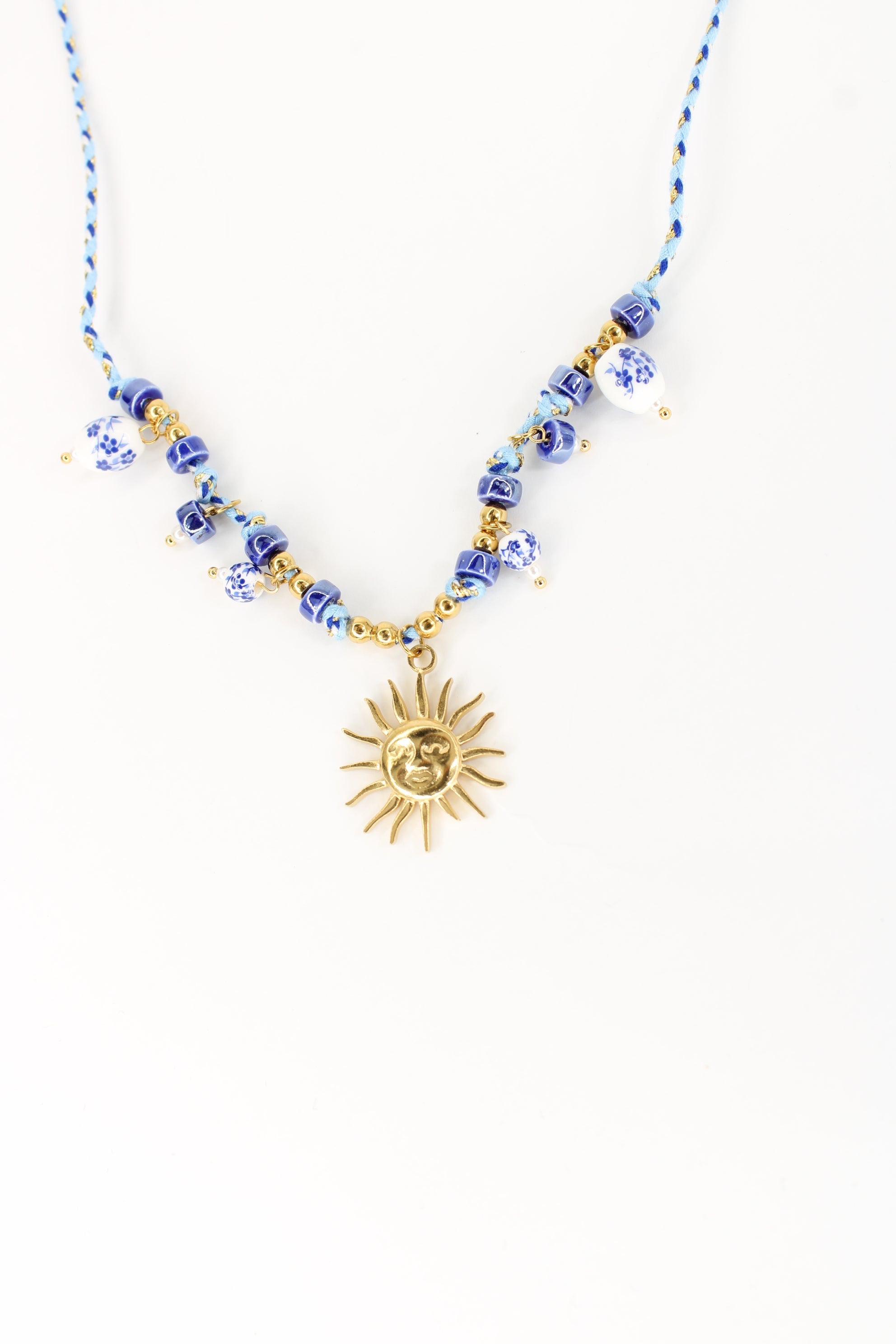 Collier Grease – Soleil doré & perles bleues style porcelaine