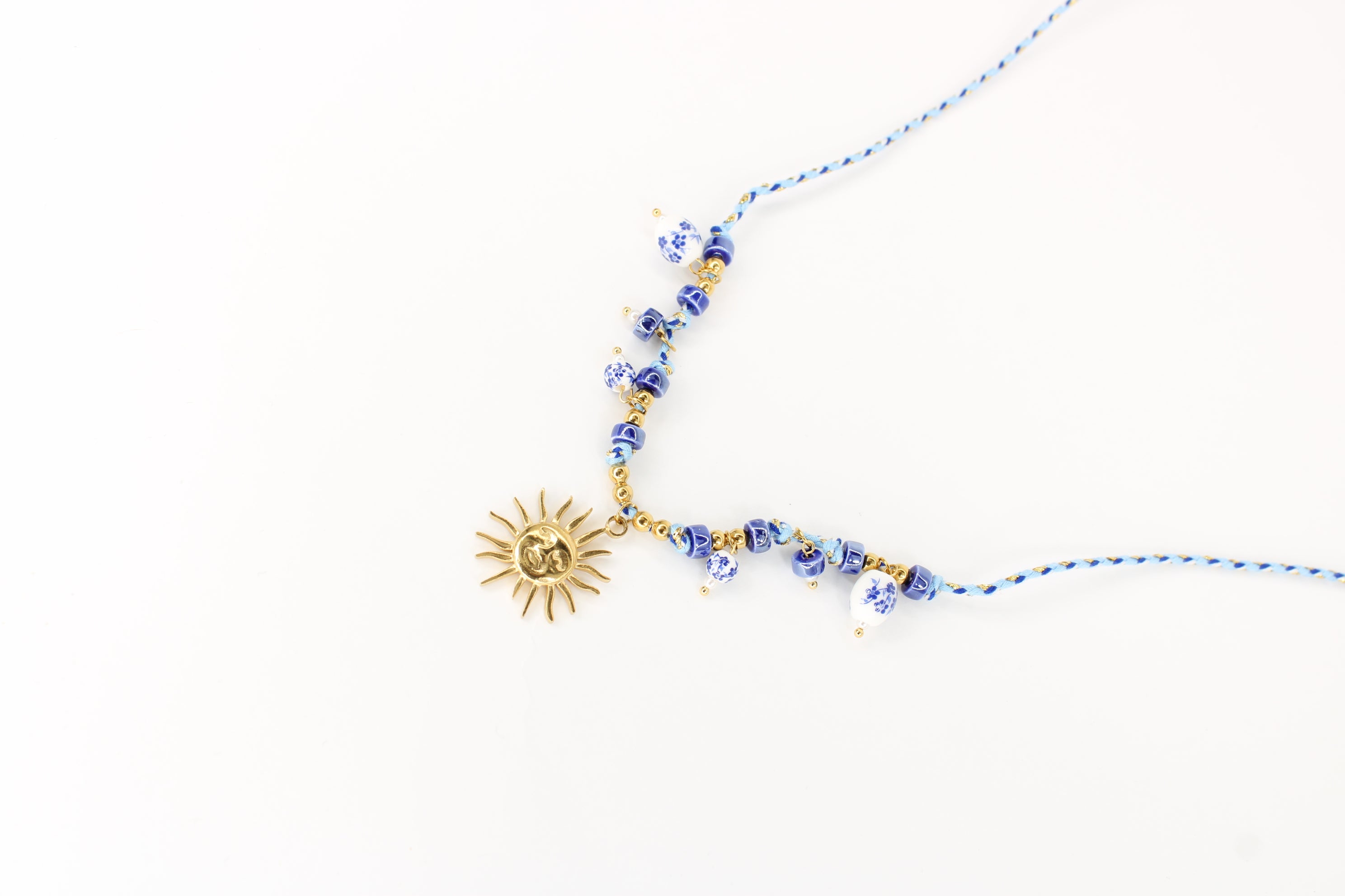 Collier Grease – Soleil doré & perles bleues style porcelaine