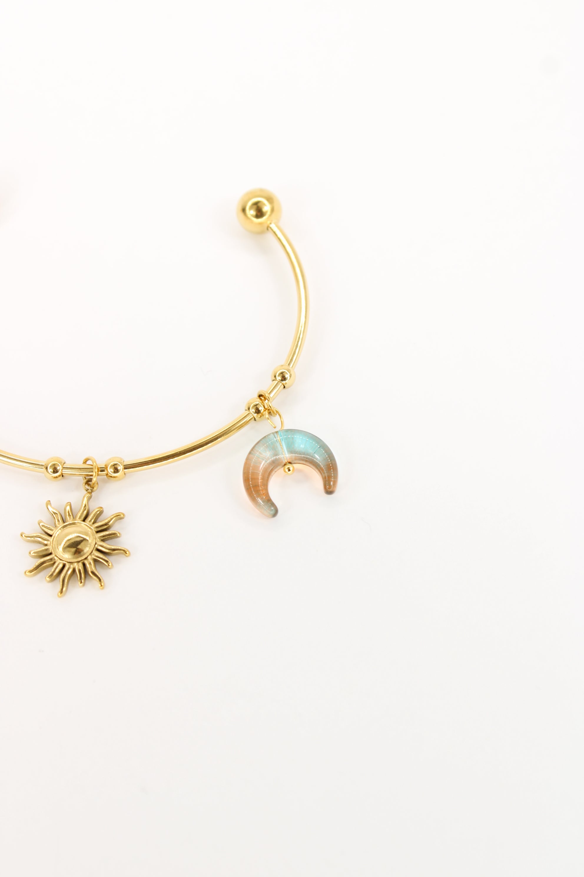 Bracelet Celia – Jonc doré soleil, lune et cœur