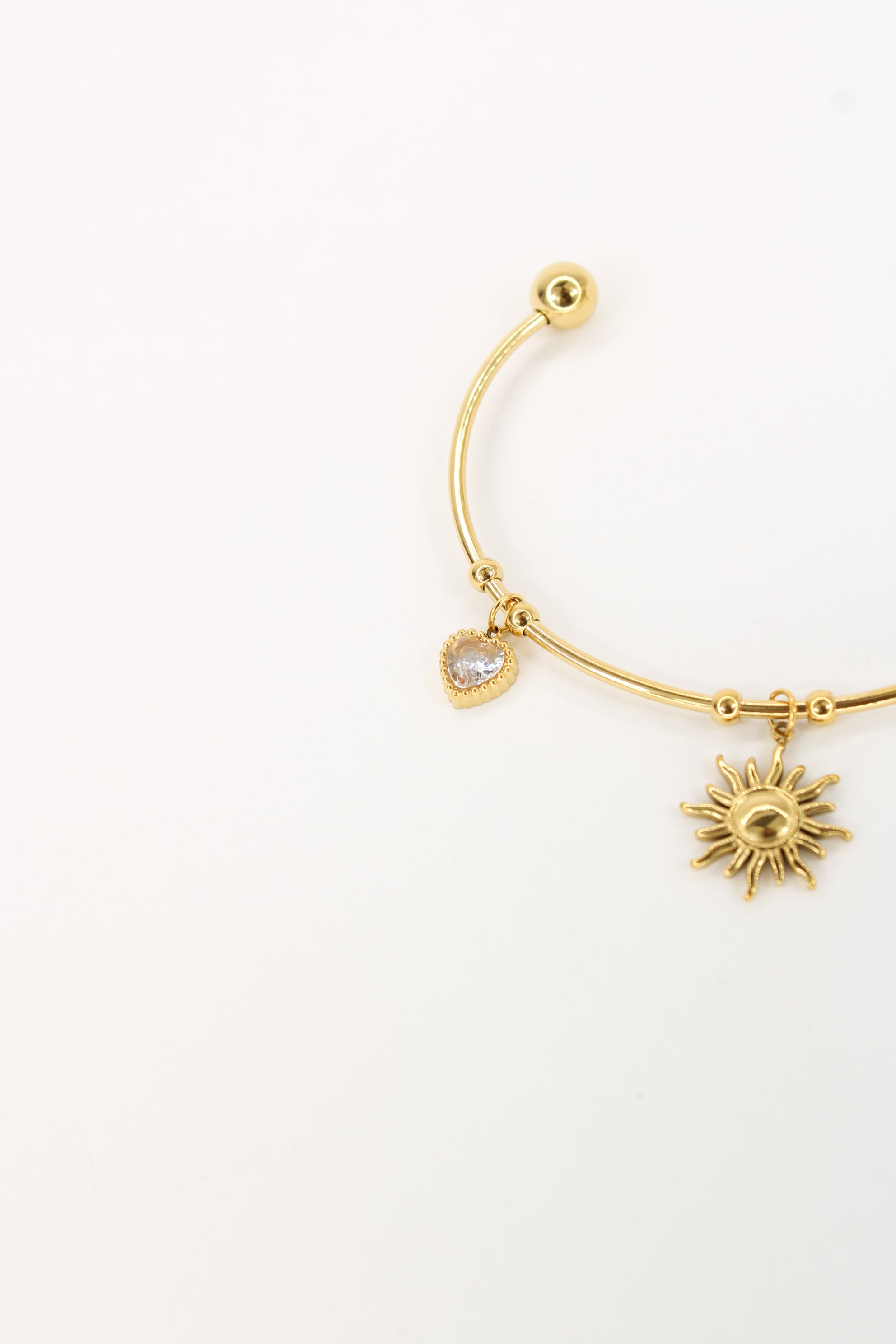 Bracelet Celia – Jonc doré soleil, lune et cœur