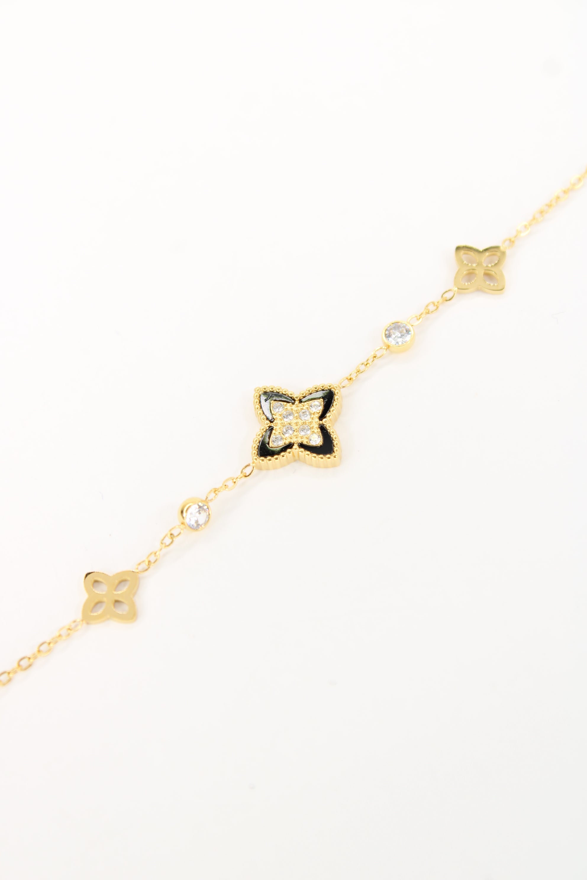 Bracelet Isalyne – Bracelet doré fleur noire et cristaux