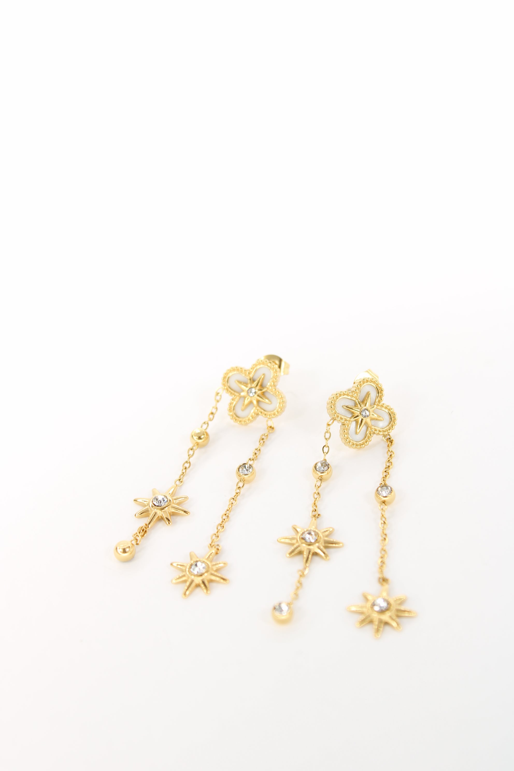 Boucles Nayla – Boucles d’oreilles fleurs et étoiles dorées