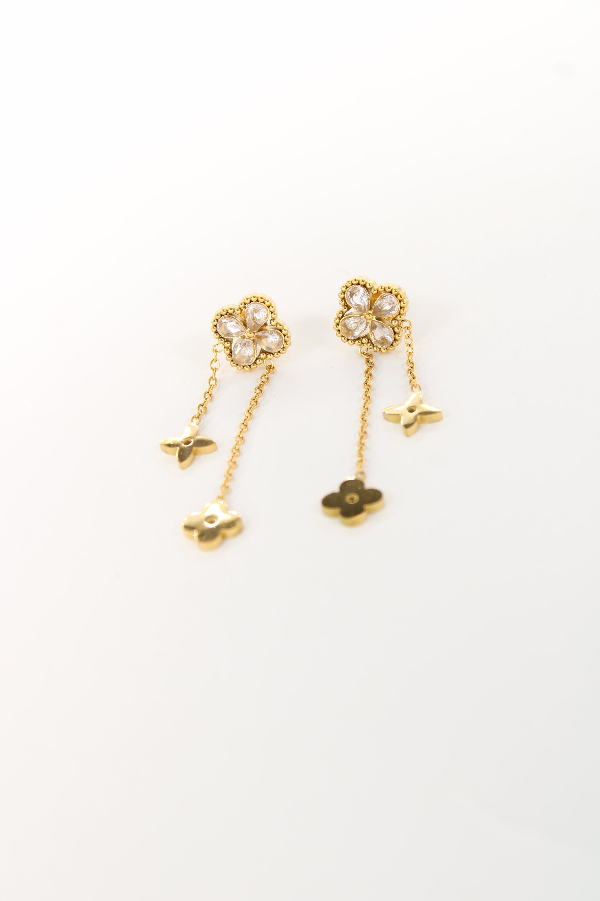 Boucles Livia – Boucles d’oreilles fleurs dorées pendantes