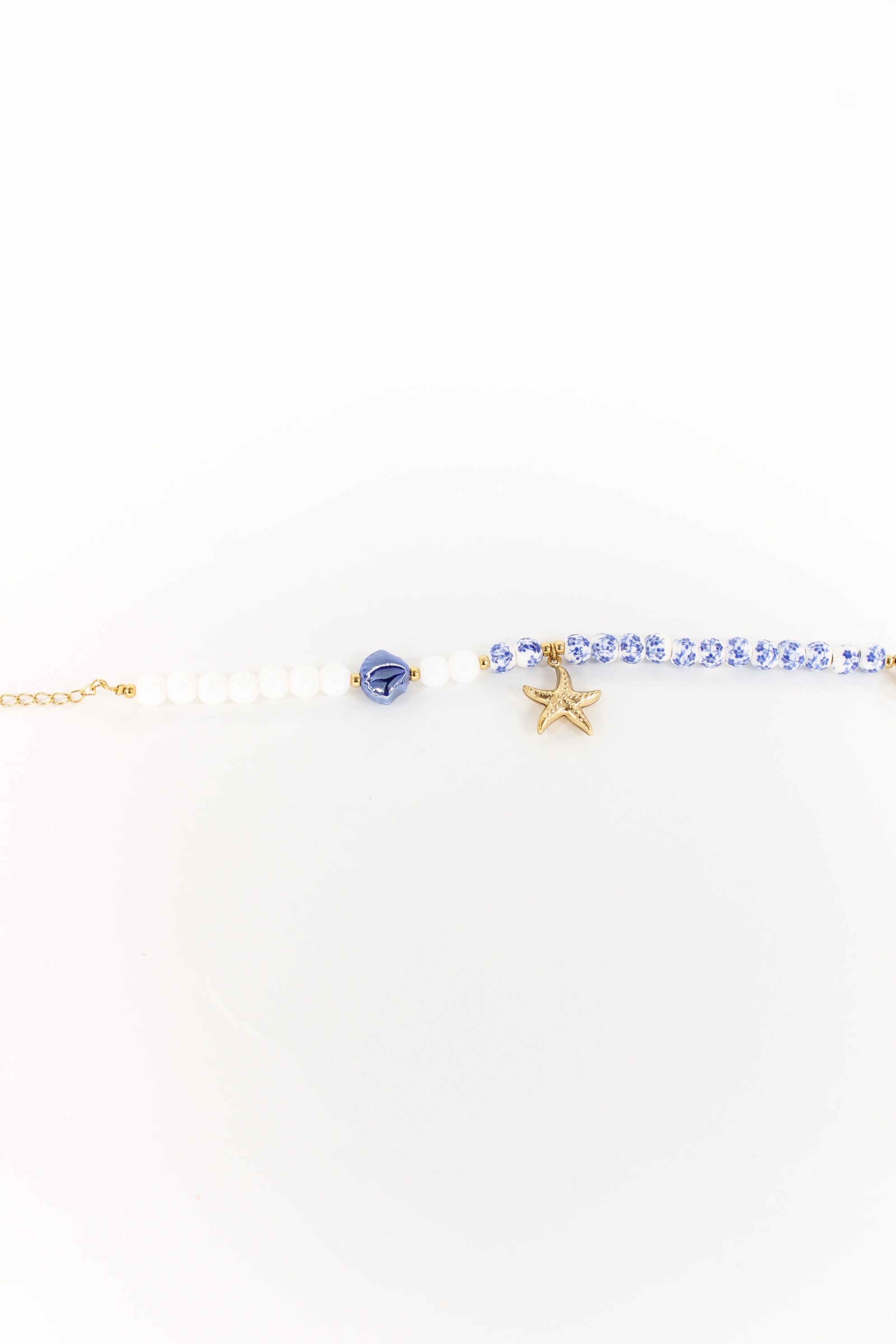 Bracelet Azelia – Bracelet perles bleues et blanches avec étoile dorée en acier inoxydable