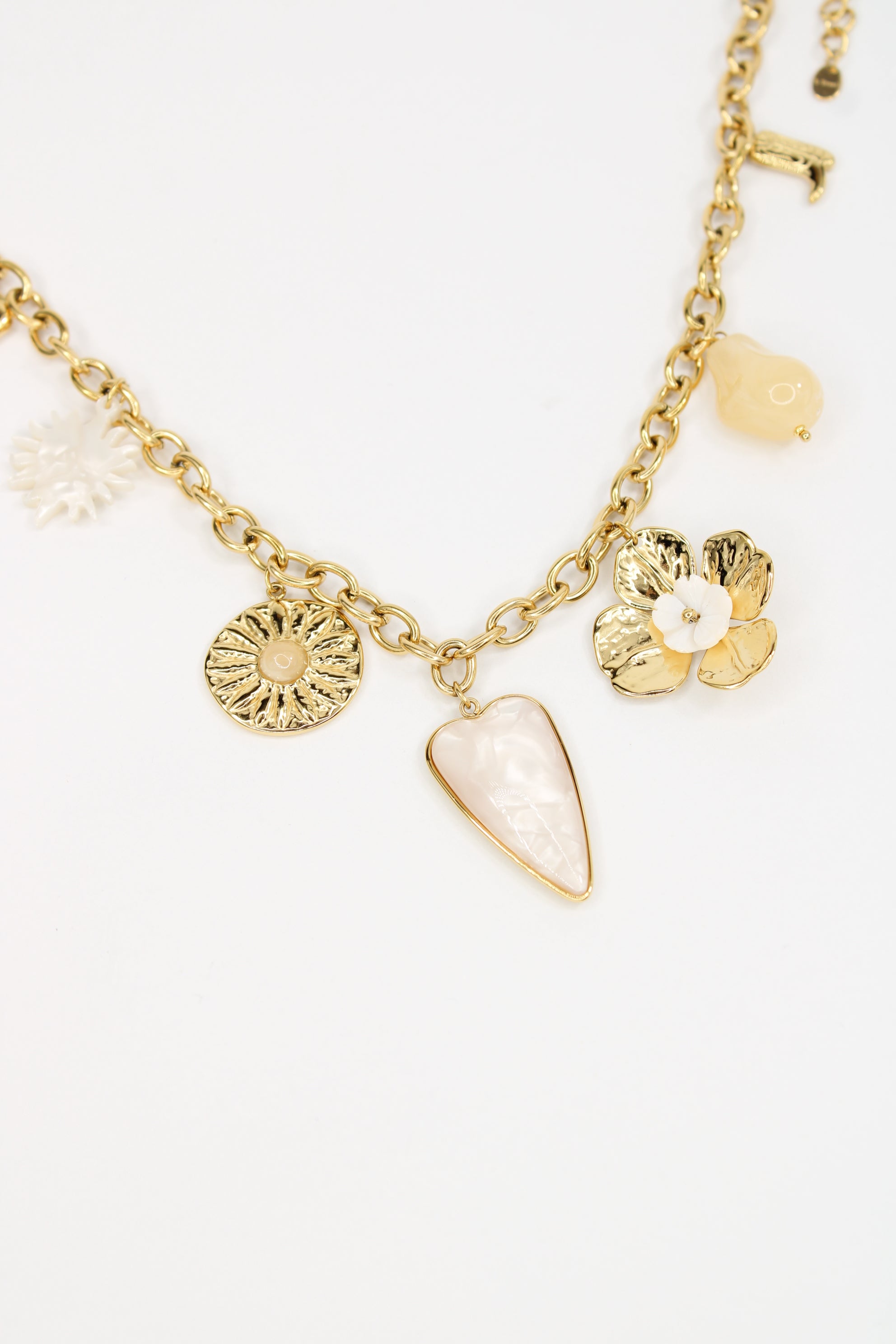 Collier Laura