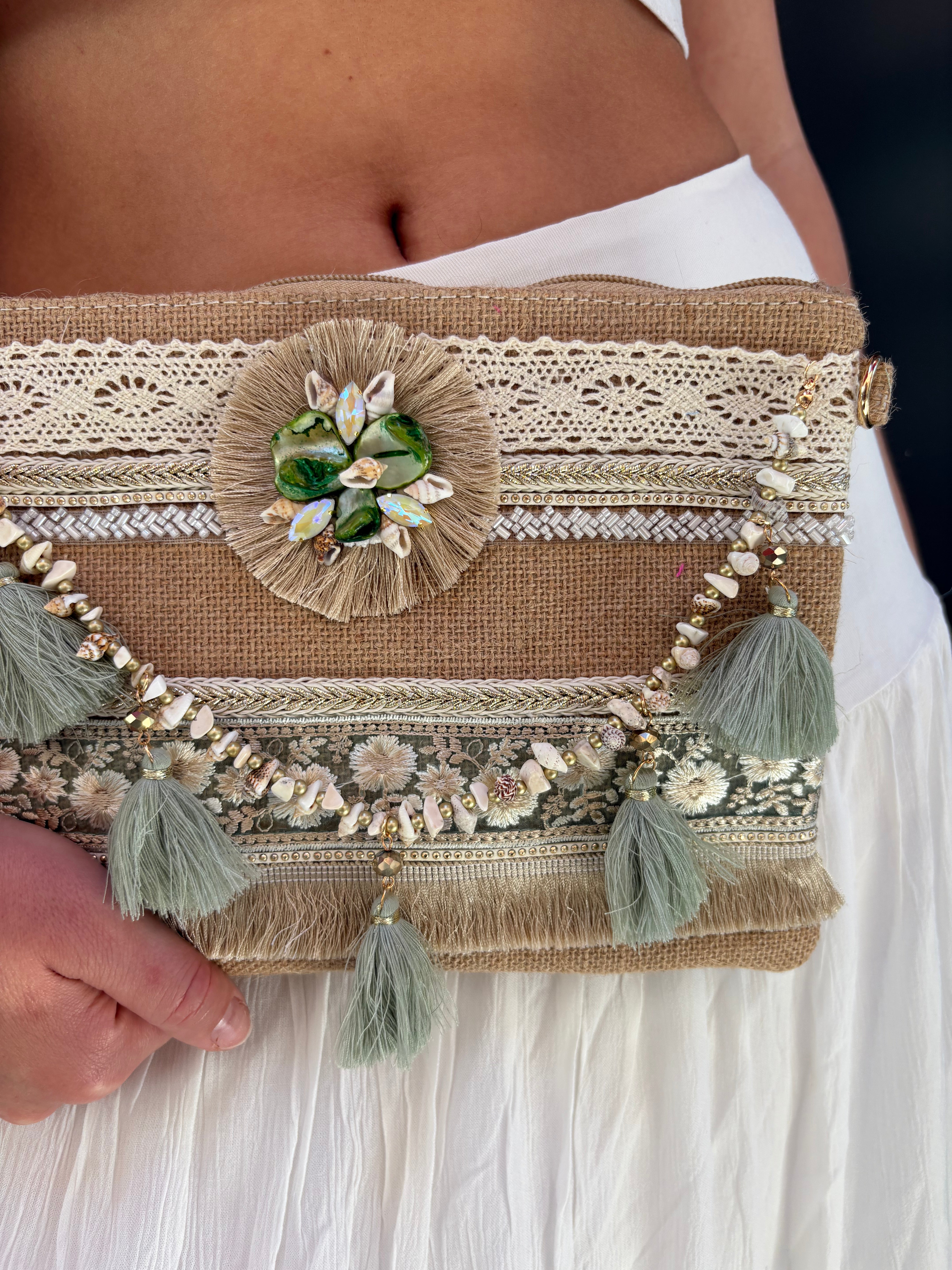 Pochette brodée verte