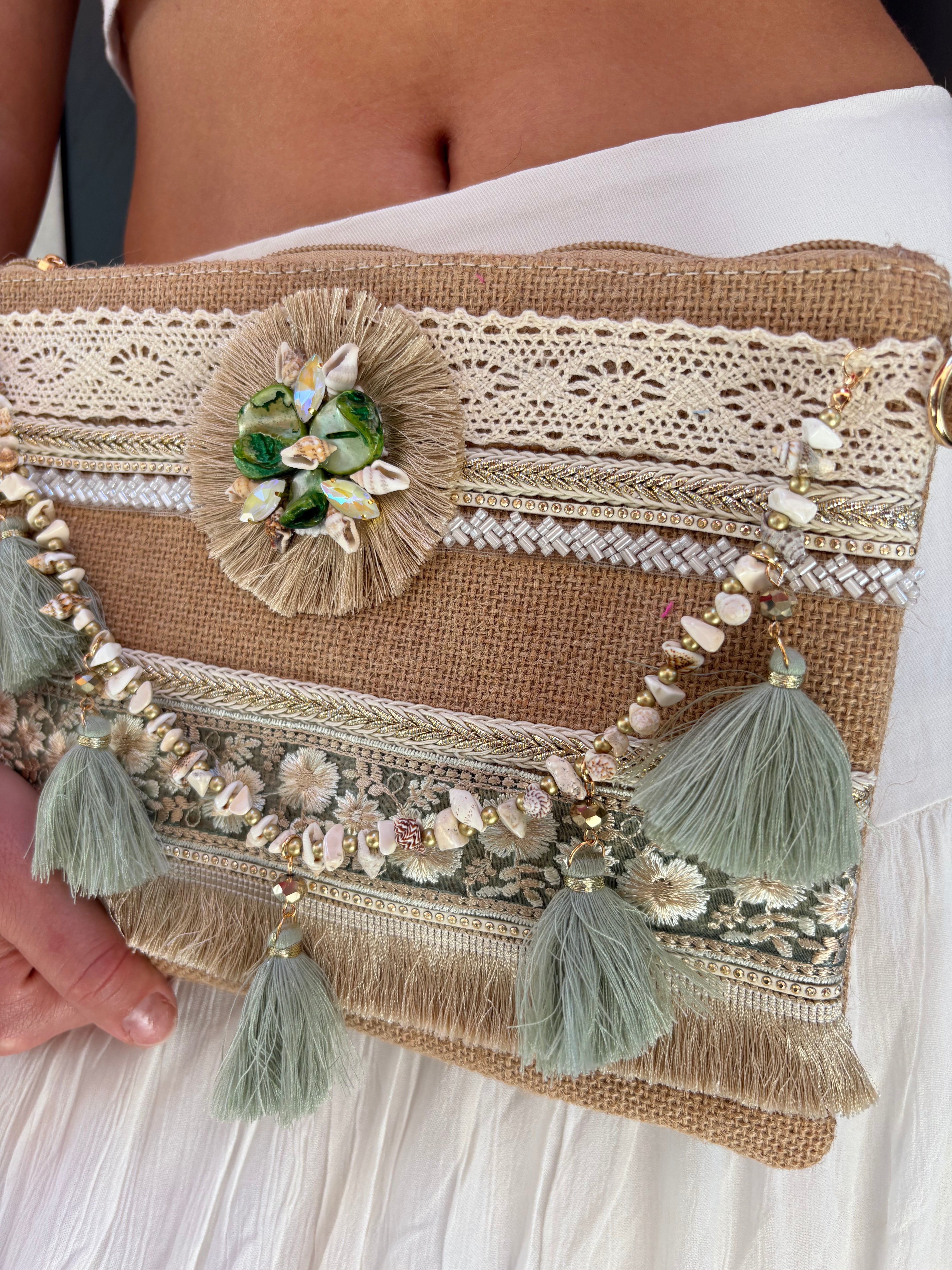 Pochette brodée verte