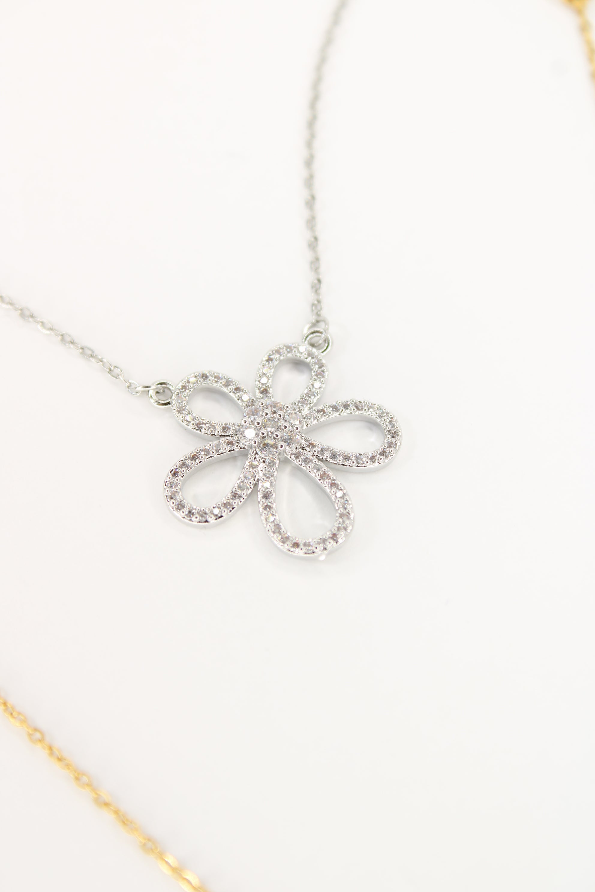 ✨Collier Florbela - Collier Fleur Scintillante en Acier Inoxydable