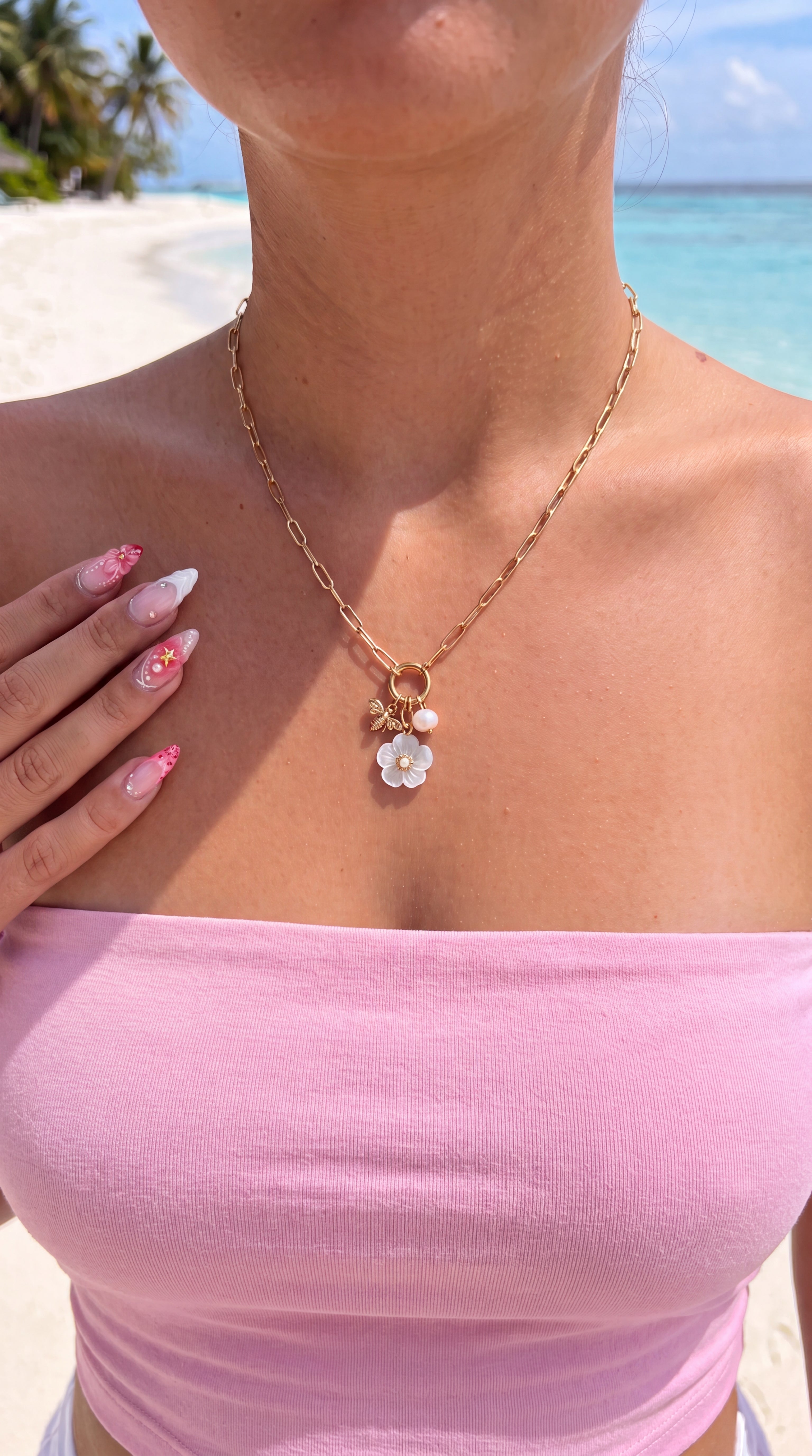 Collier "Esma" – Maille Trombone & Trio de Breloques : Fleur de Nacre, Abeille & Perle d'Eau Douce