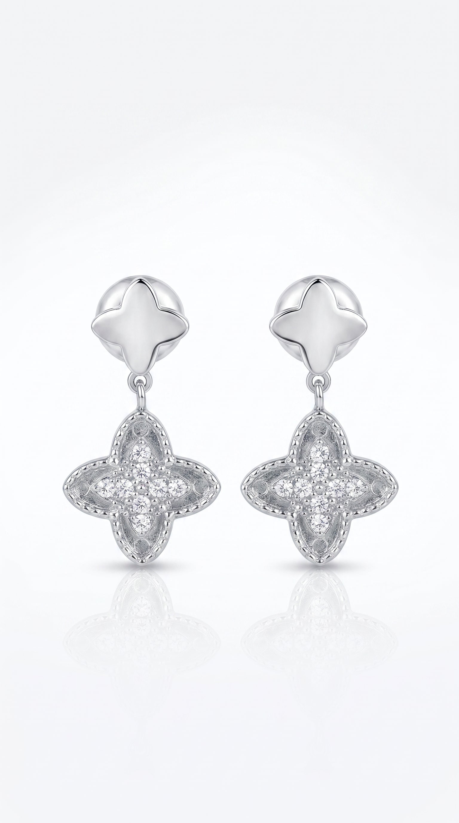 Boucles d’Oreilles "Isalyne" – Trèfles Scintillants & Élégants