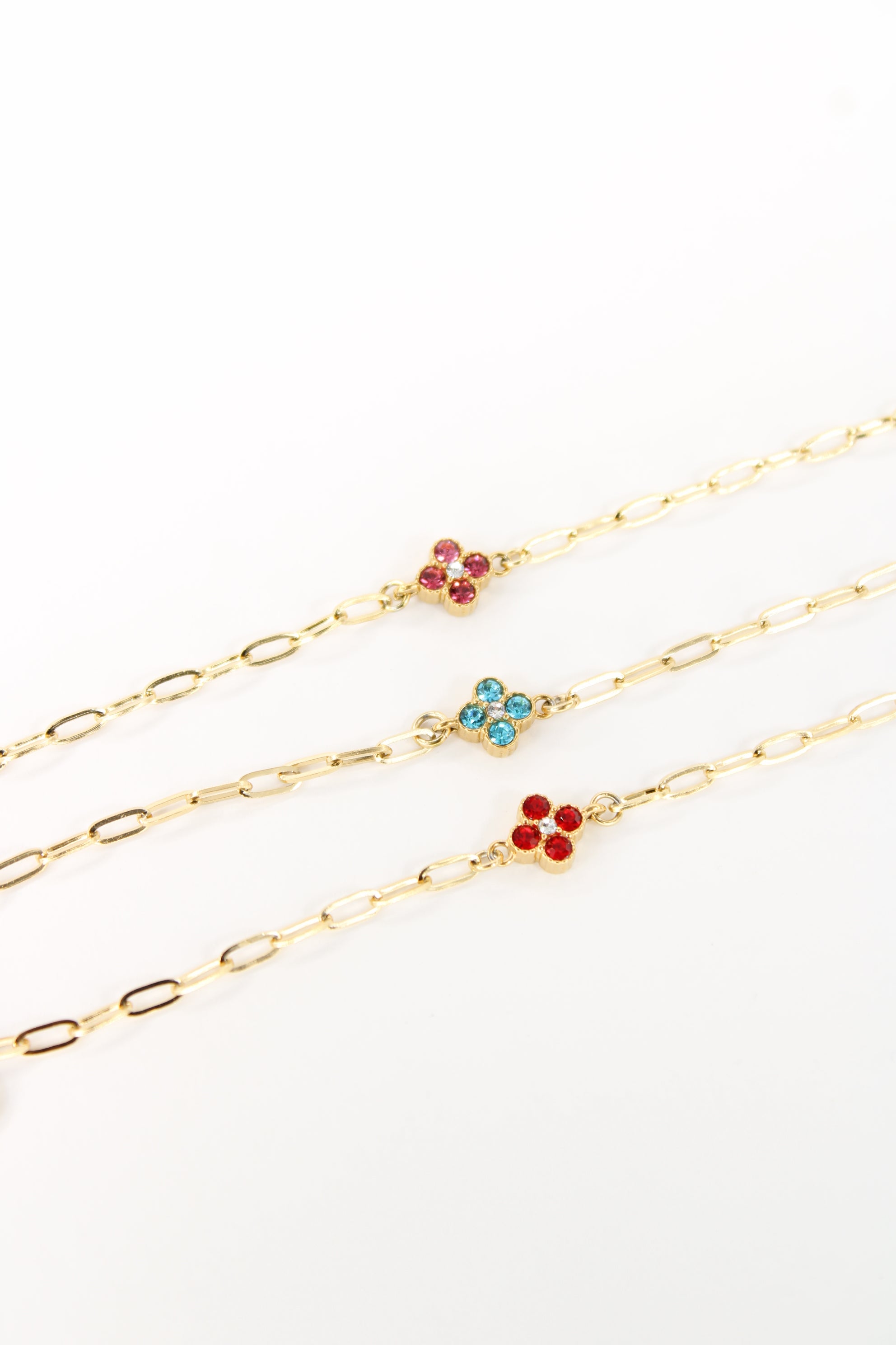 Bracelet Charlotte fleur colorée en acier inoxydable – Doré strass rose, bleu ou rouge – Bijou femme Langon