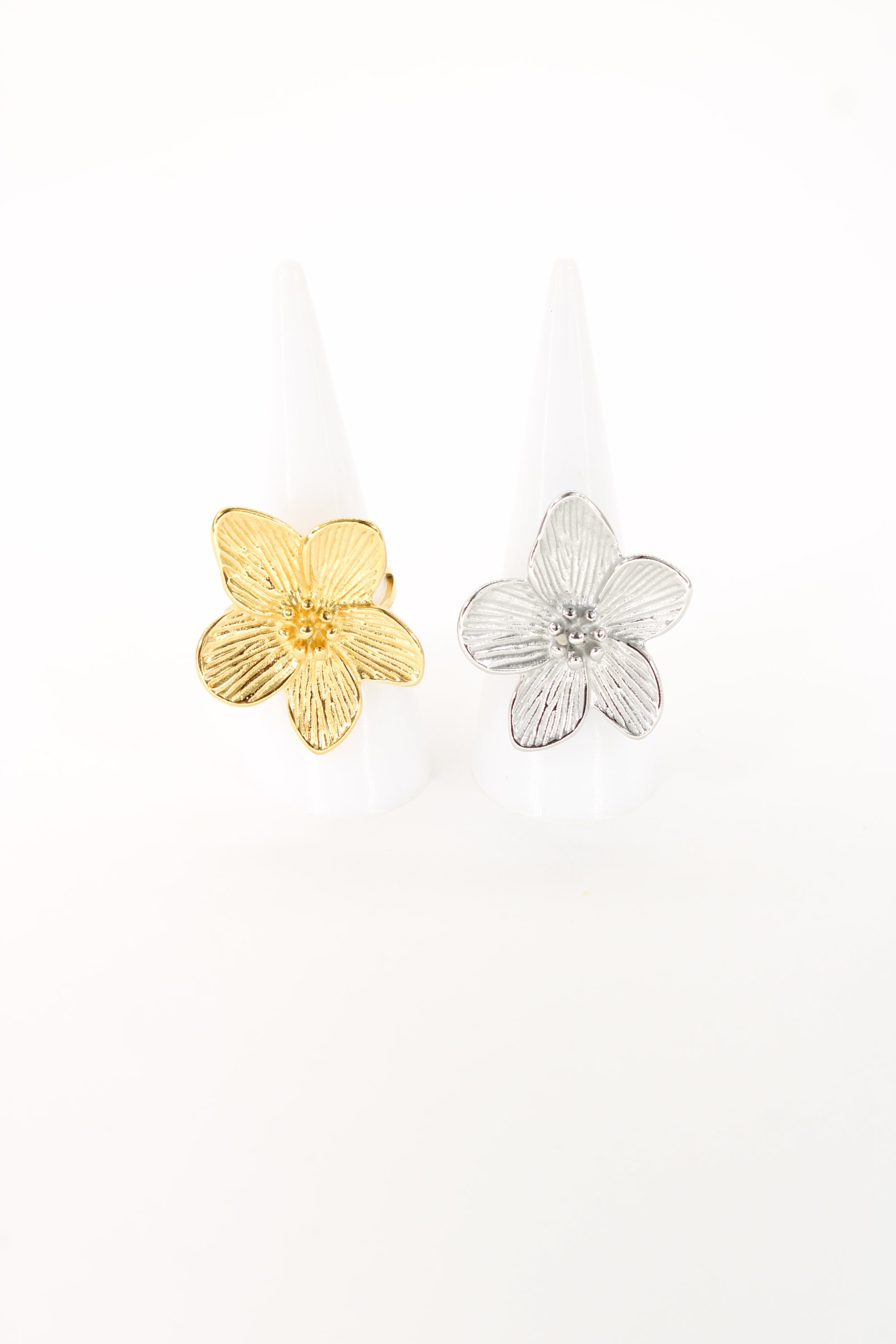Bague Lenny fleur texturée en acier inoxydable – Dorée ou argentée