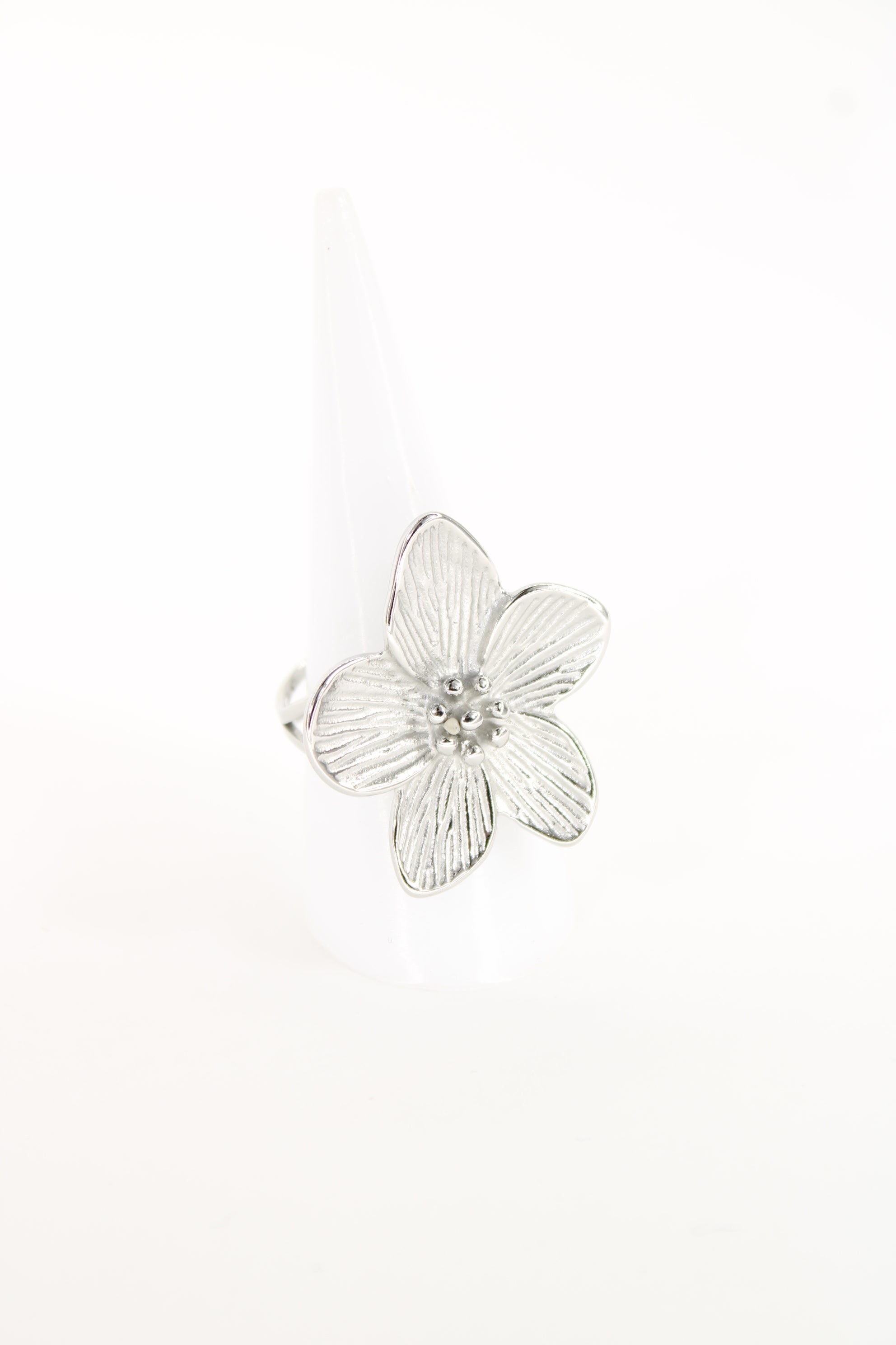 Bague Lenny fleur texturée en acier inoxydable – Dorée ou argentée