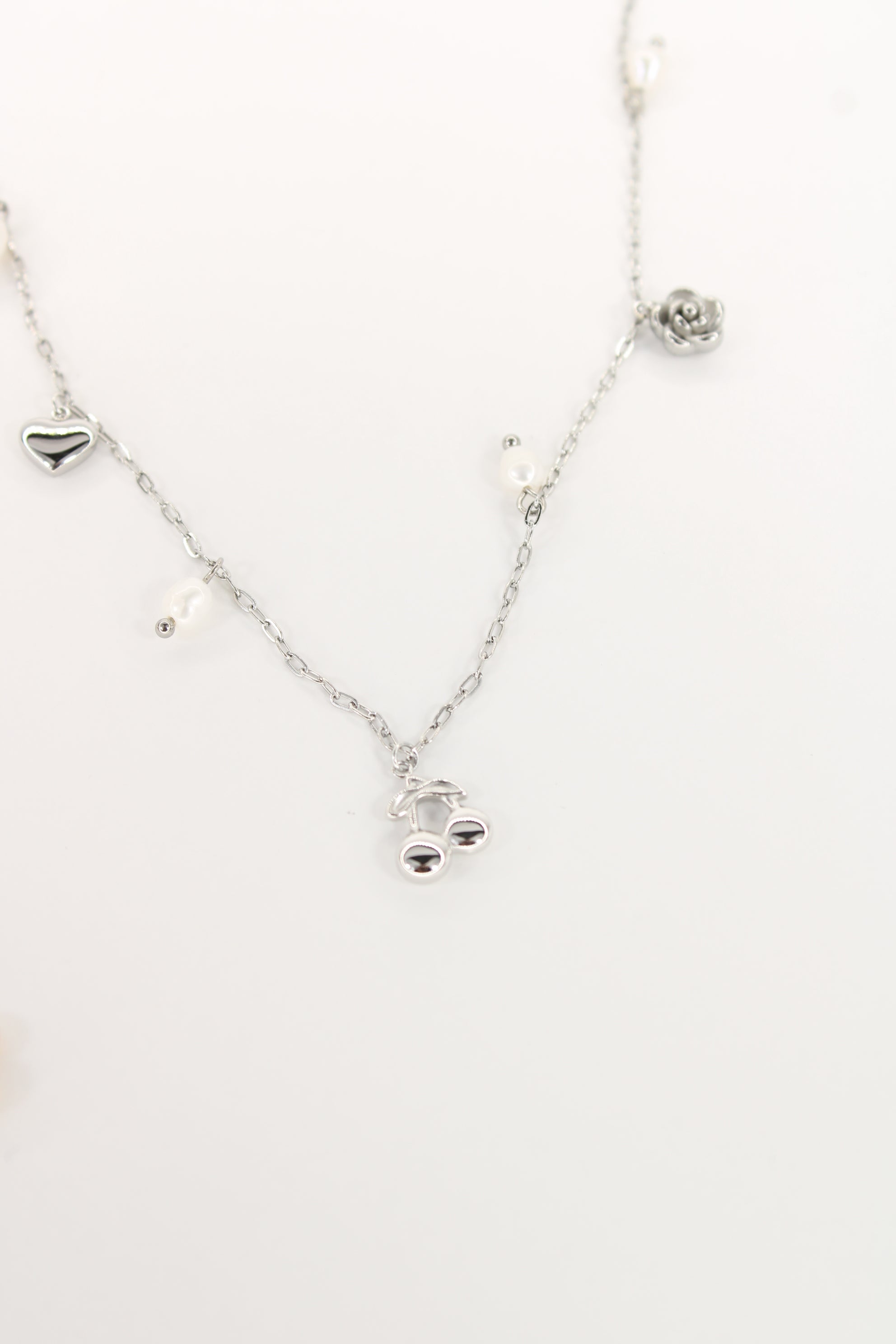 Collier Mae breloques cerises, cœur et perles en acier inoxydable – Doré ou argenté – Bijou femme Langon