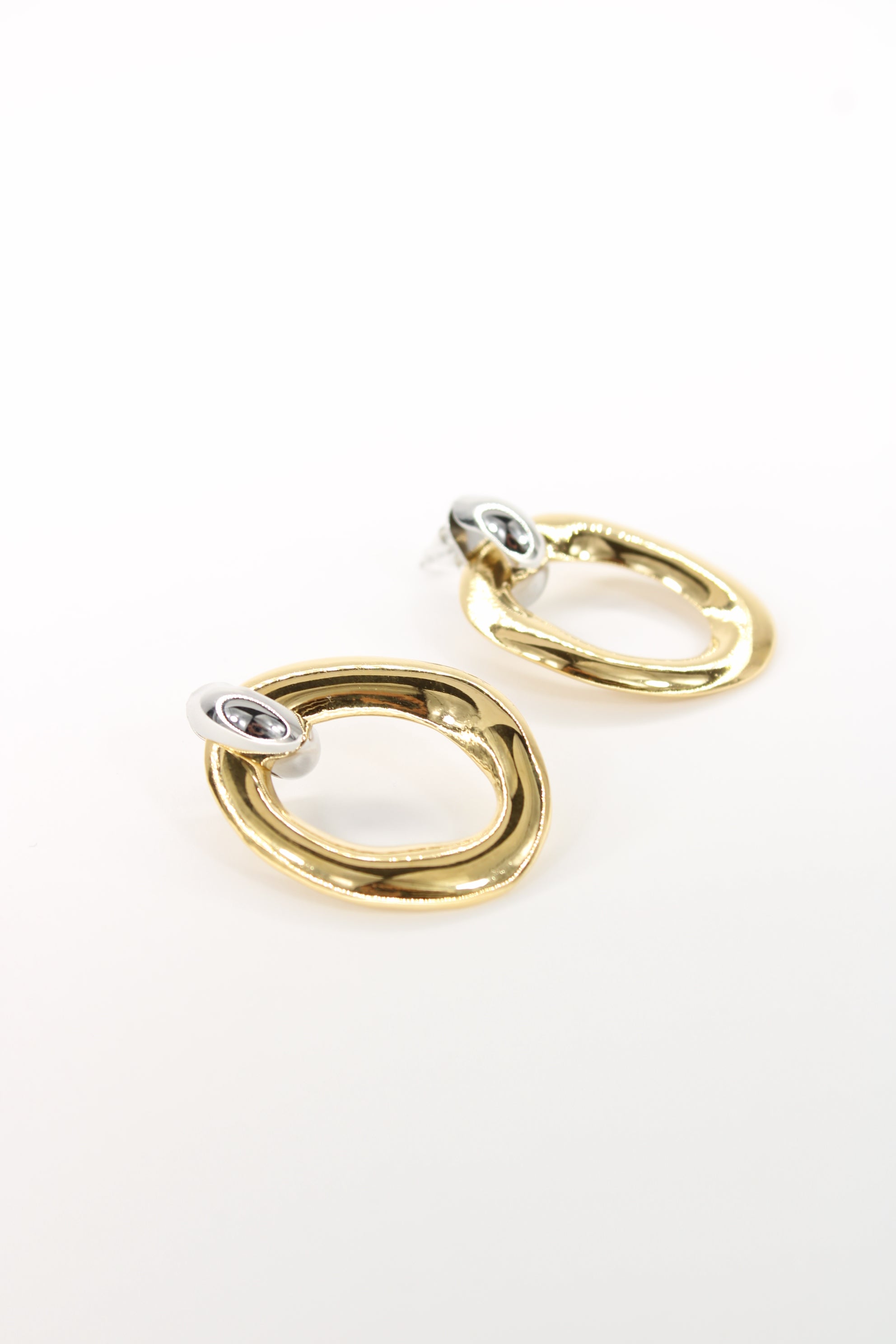 ✨ Boucles d’Oreilles Clara Dorées – Ovale & Détail Argenté – Acier Inoxydable