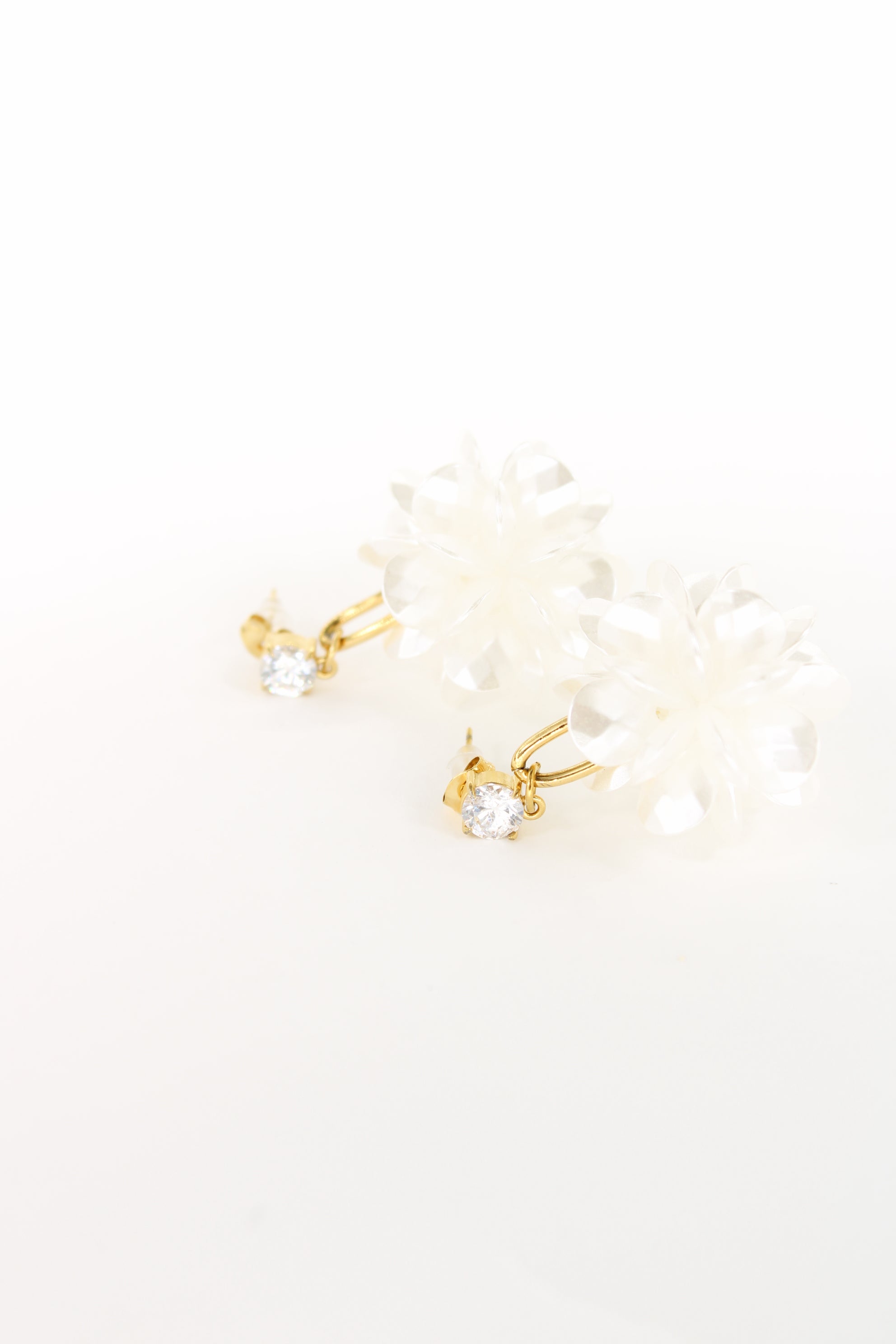 Boucles d’Oreilles Daphnée Dorées – Fleur Blanche & Cristal – Acier Inoxydable