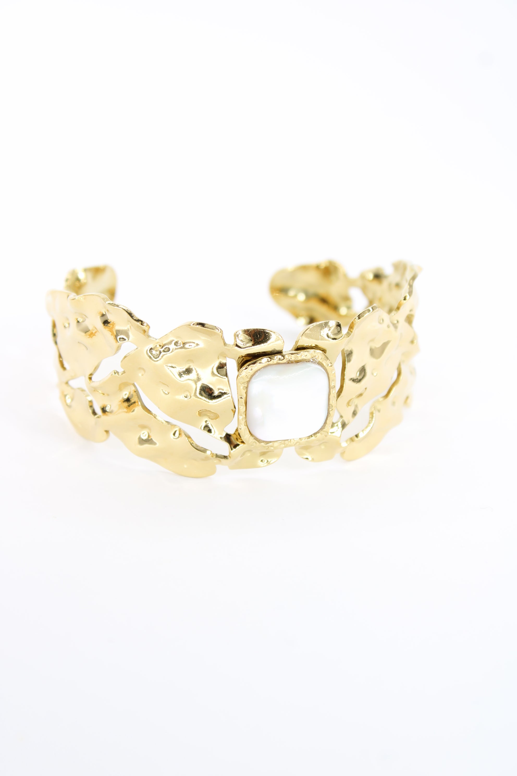 đ Bracelet Kalicia â Bracelet Manchette DorĂ© MartelĂ© & Pierre Blanche â Acier Inoxydable