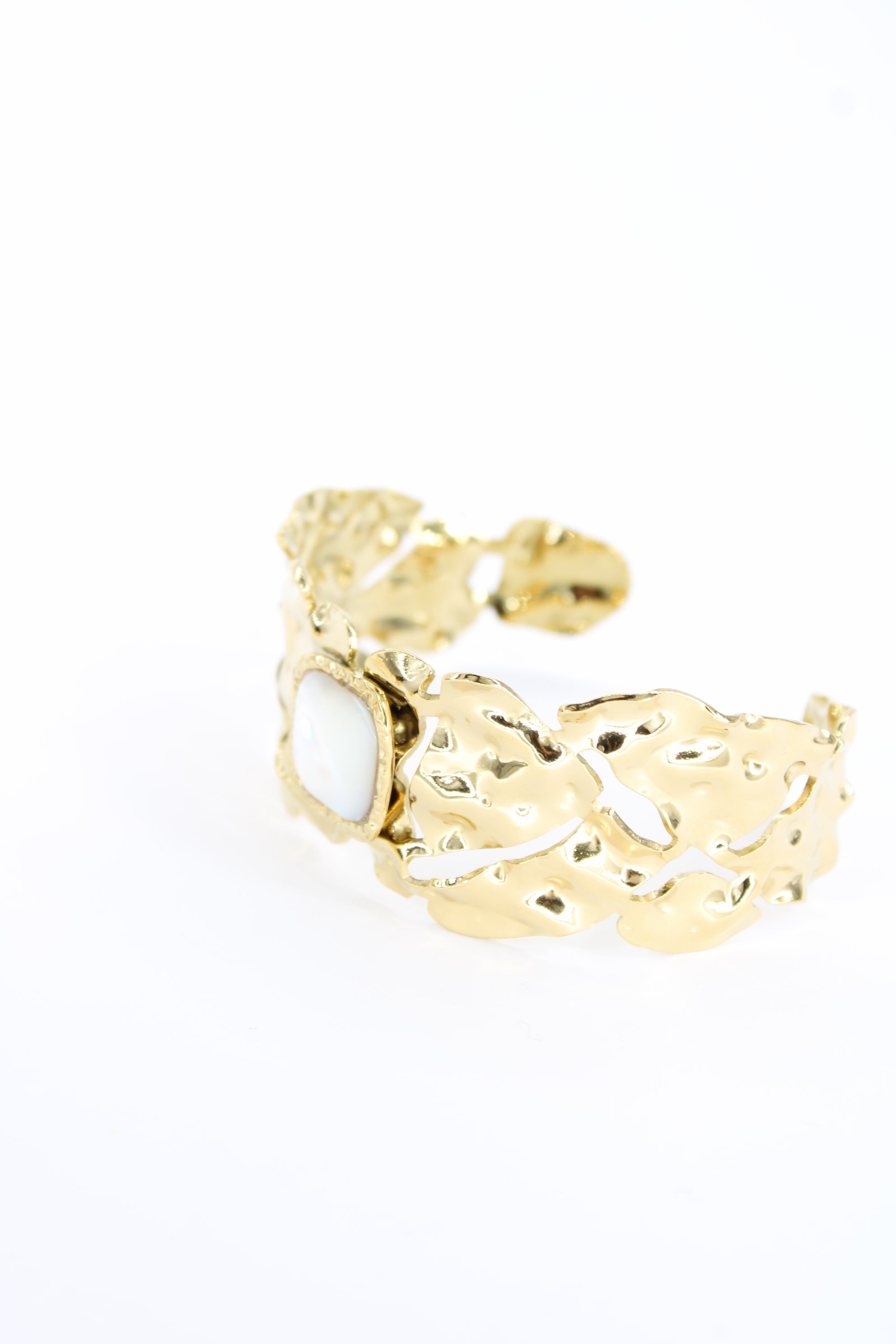 đ Bracelet Kalicia â Bracelet Manchette DorĂ© MartelĂ© & Pierre Blanche â Acier Inoxydable