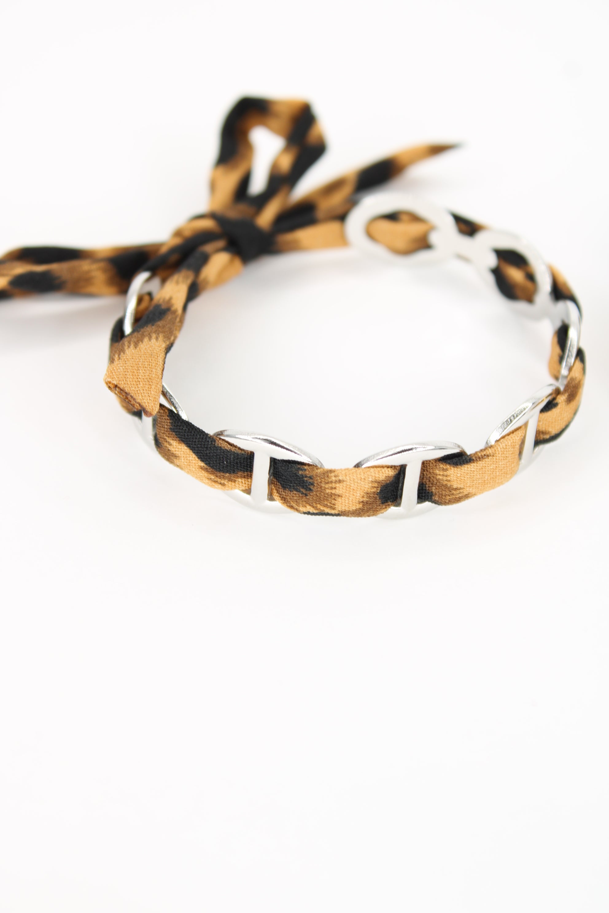 Jonc Théa – Tissu Léopard en Acier Inoxydable, Bracelet Femme Tendance & Chic