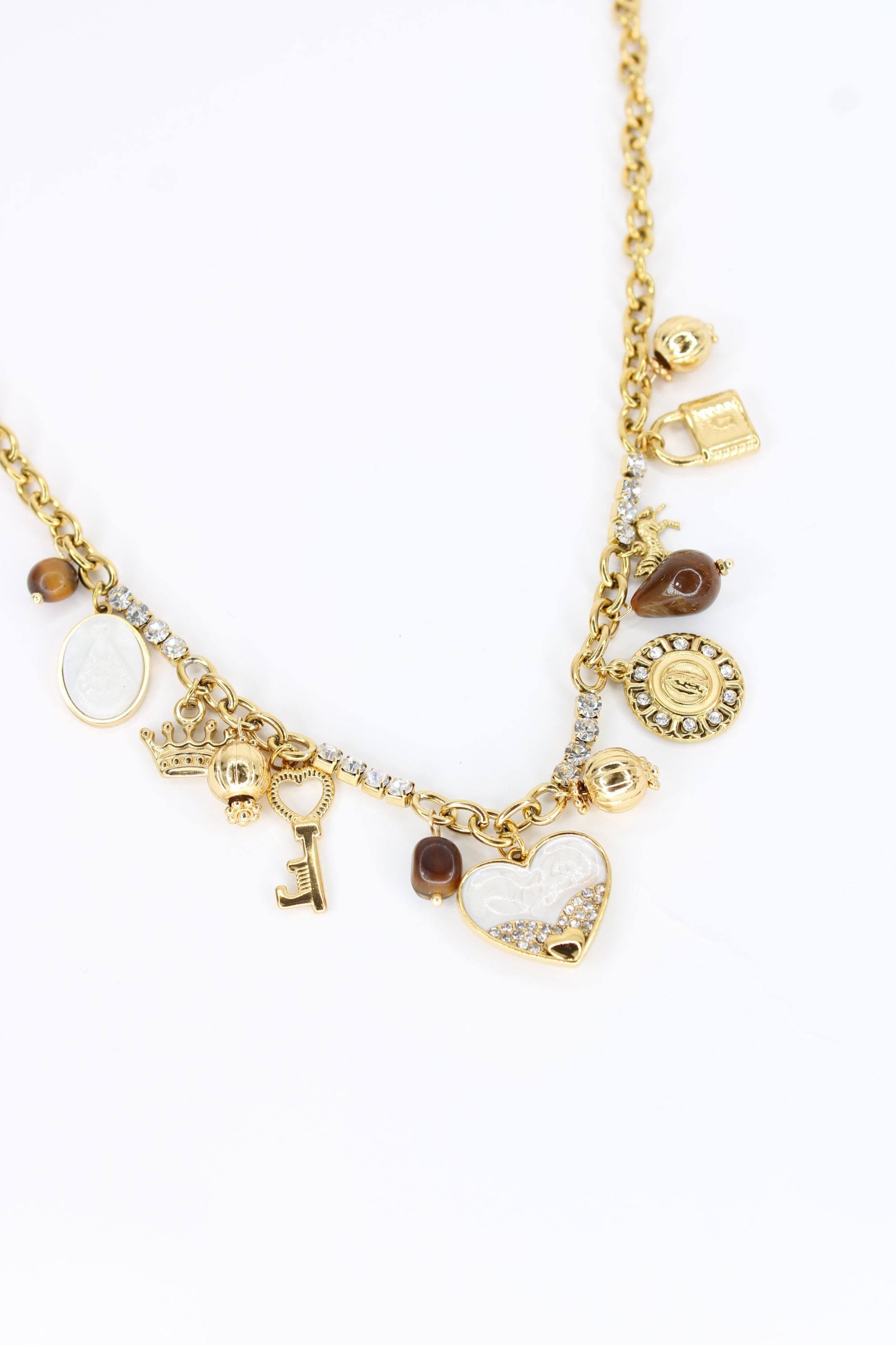 Collier Divina à Breloques Dorées & Cœur Nacré – Bijou Femme Chic & Lumineux