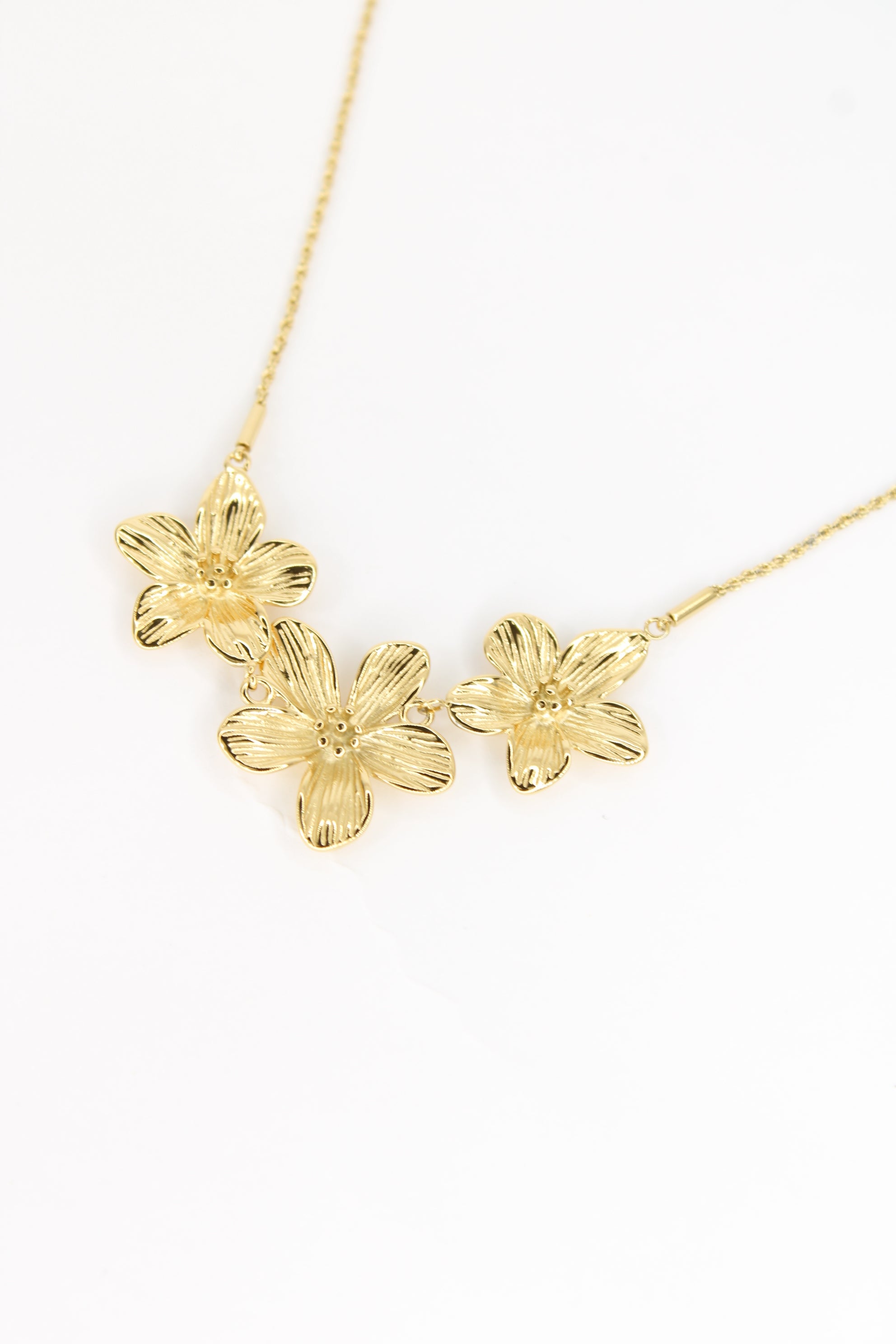 Collier Lily – Fleurs Dorées en Acier Inoxydable, Bijou Femme Chic & Délicat