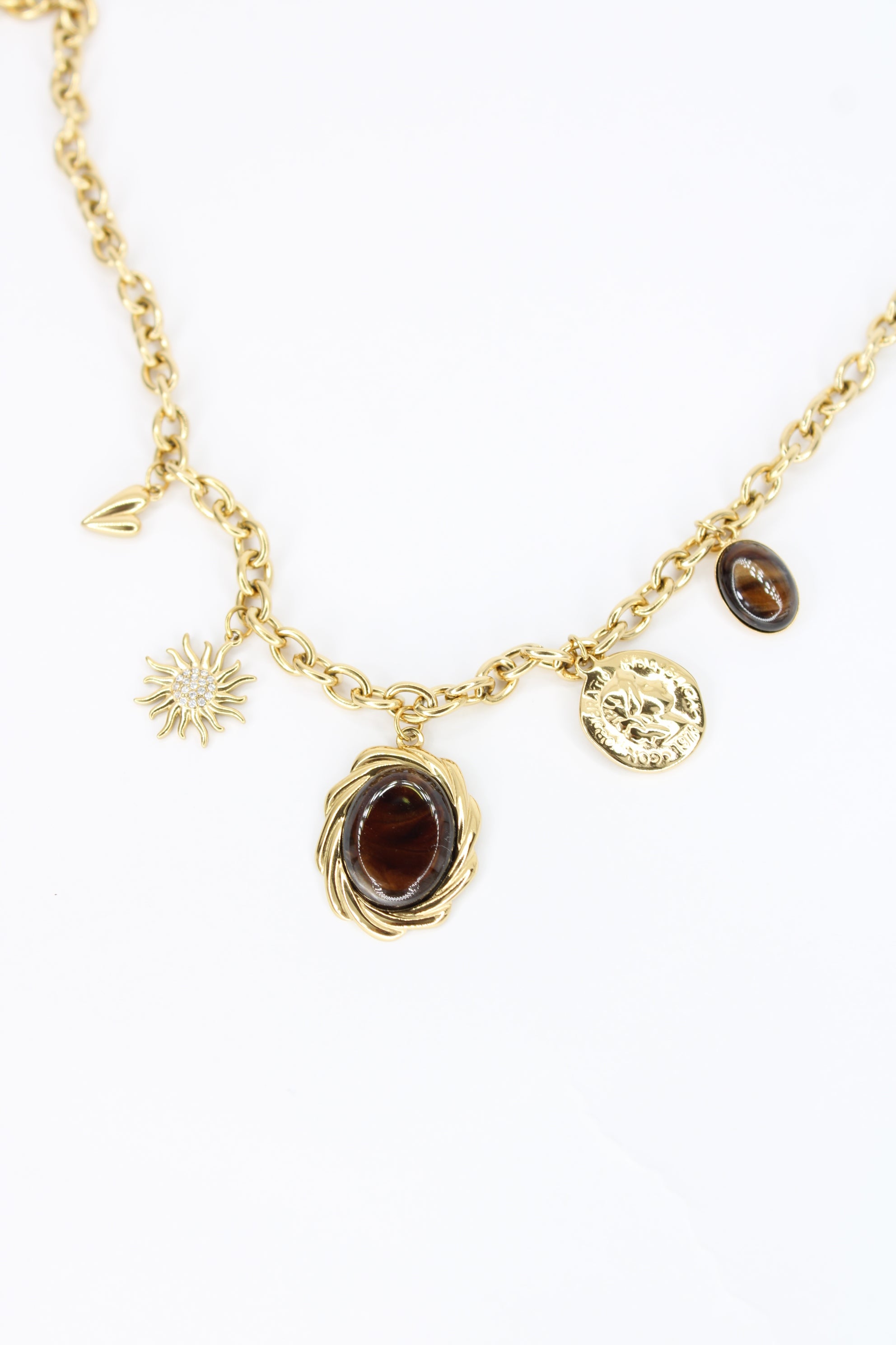 Collier Lunella à Breloques Dorées & Pierre Marron – Bijou Femme Chic & Lumineux