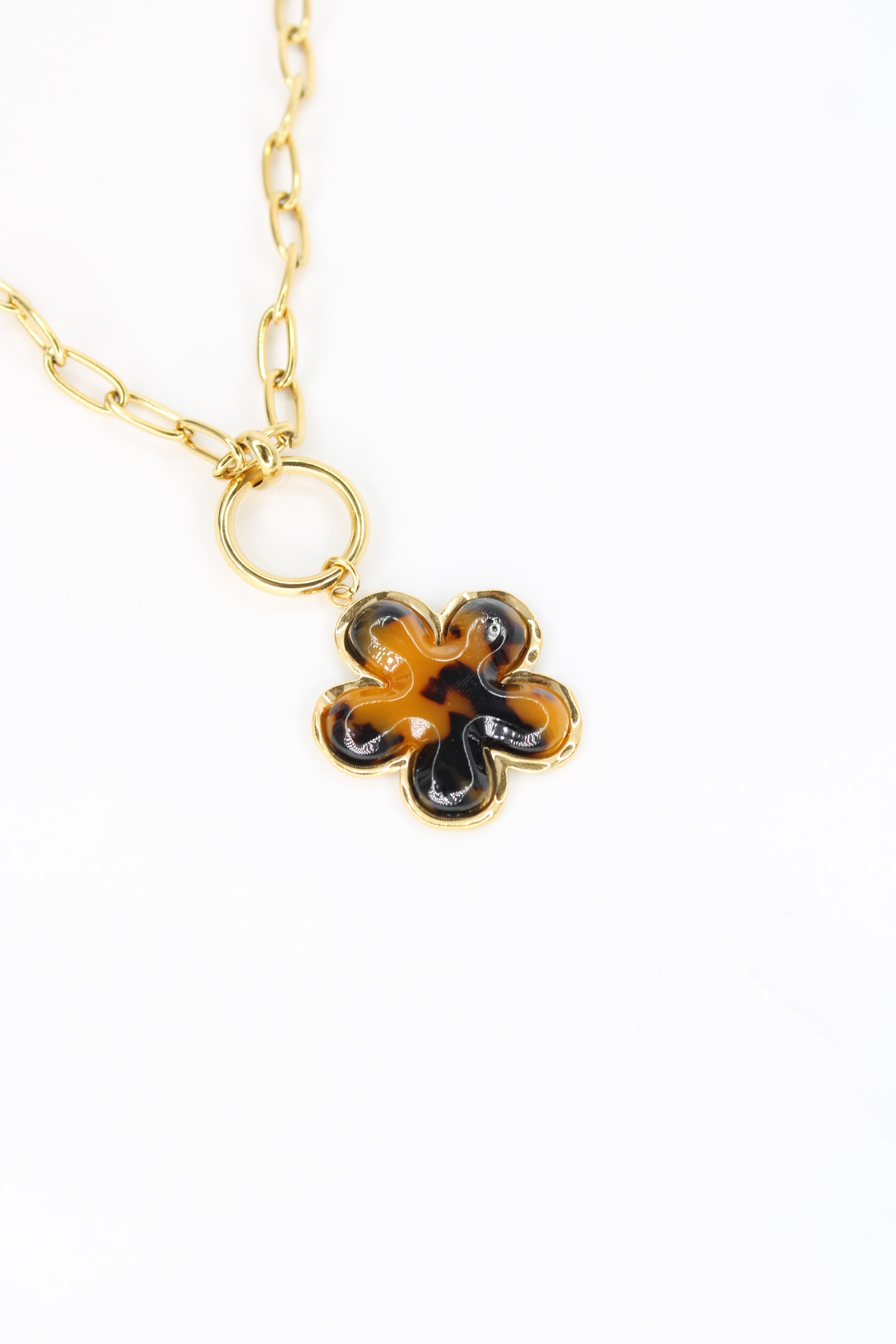 Collier Rosea – Fleur en Résine Marron & Chaîne Dorée en Acier Inoxydable, Bijou Femme Chic