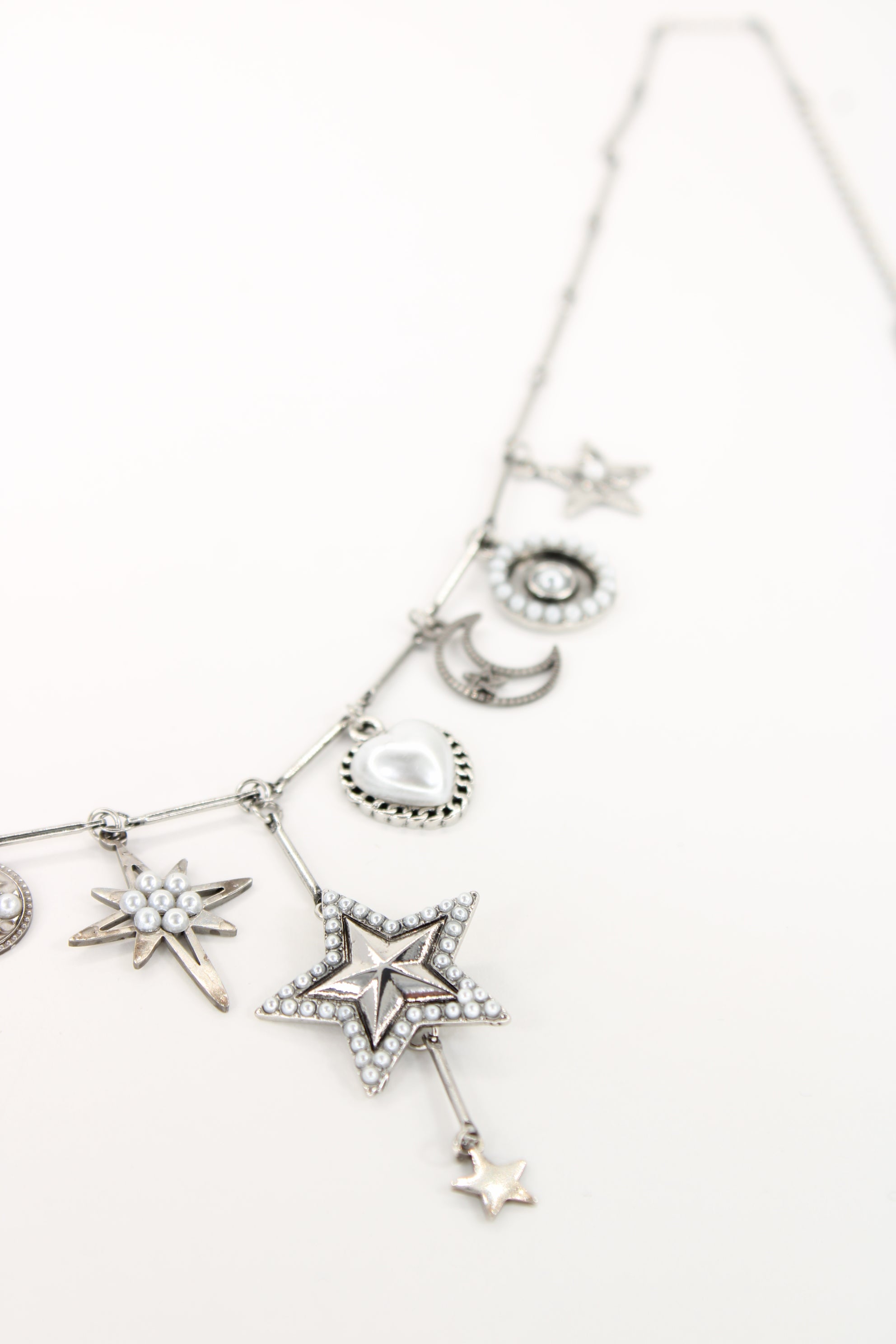 ✨ Collier Astra – Breloques célestes argentées en acier inoxydable