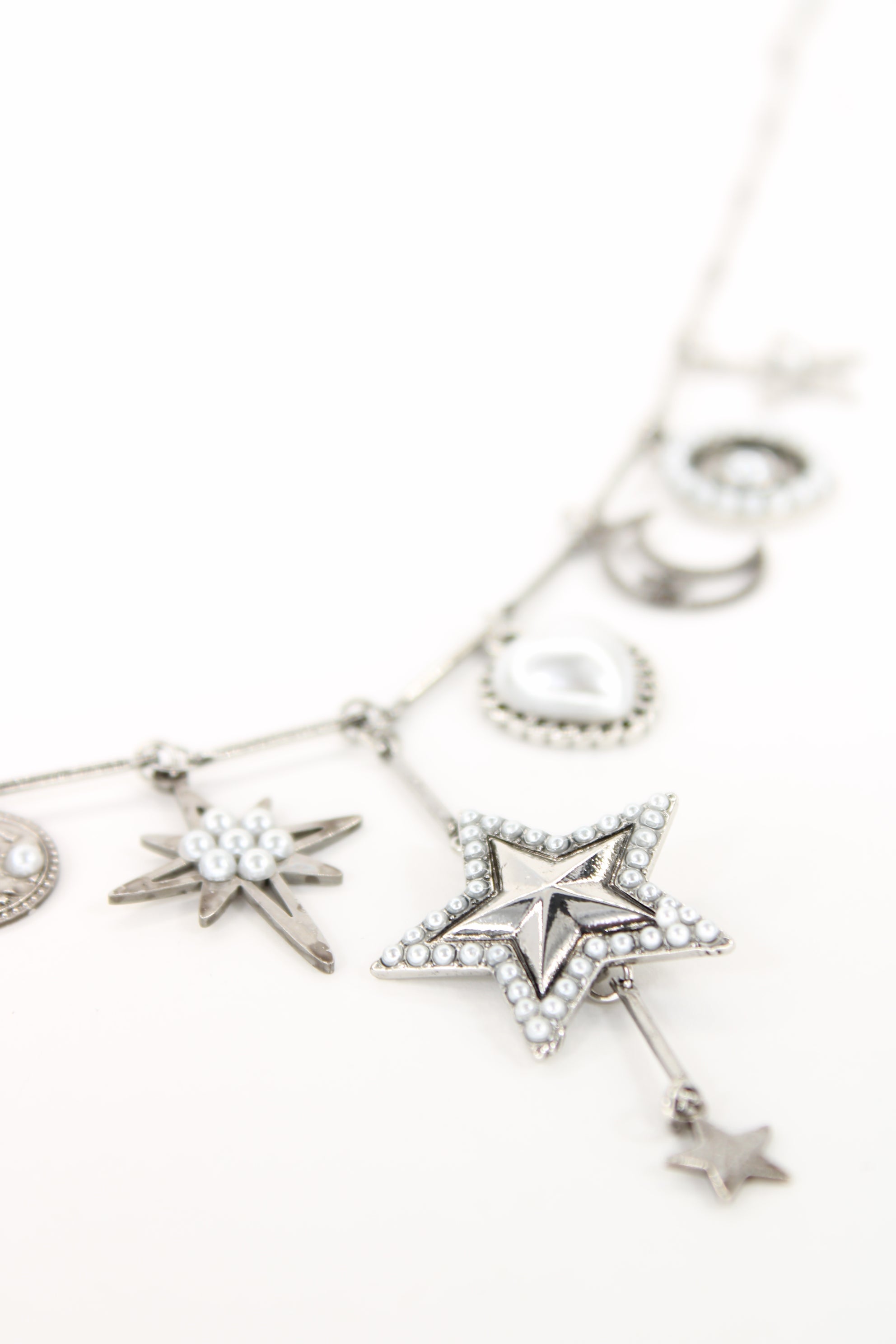 ✨ Collier Astra – Breloques célestes argentées en acier inoxydable